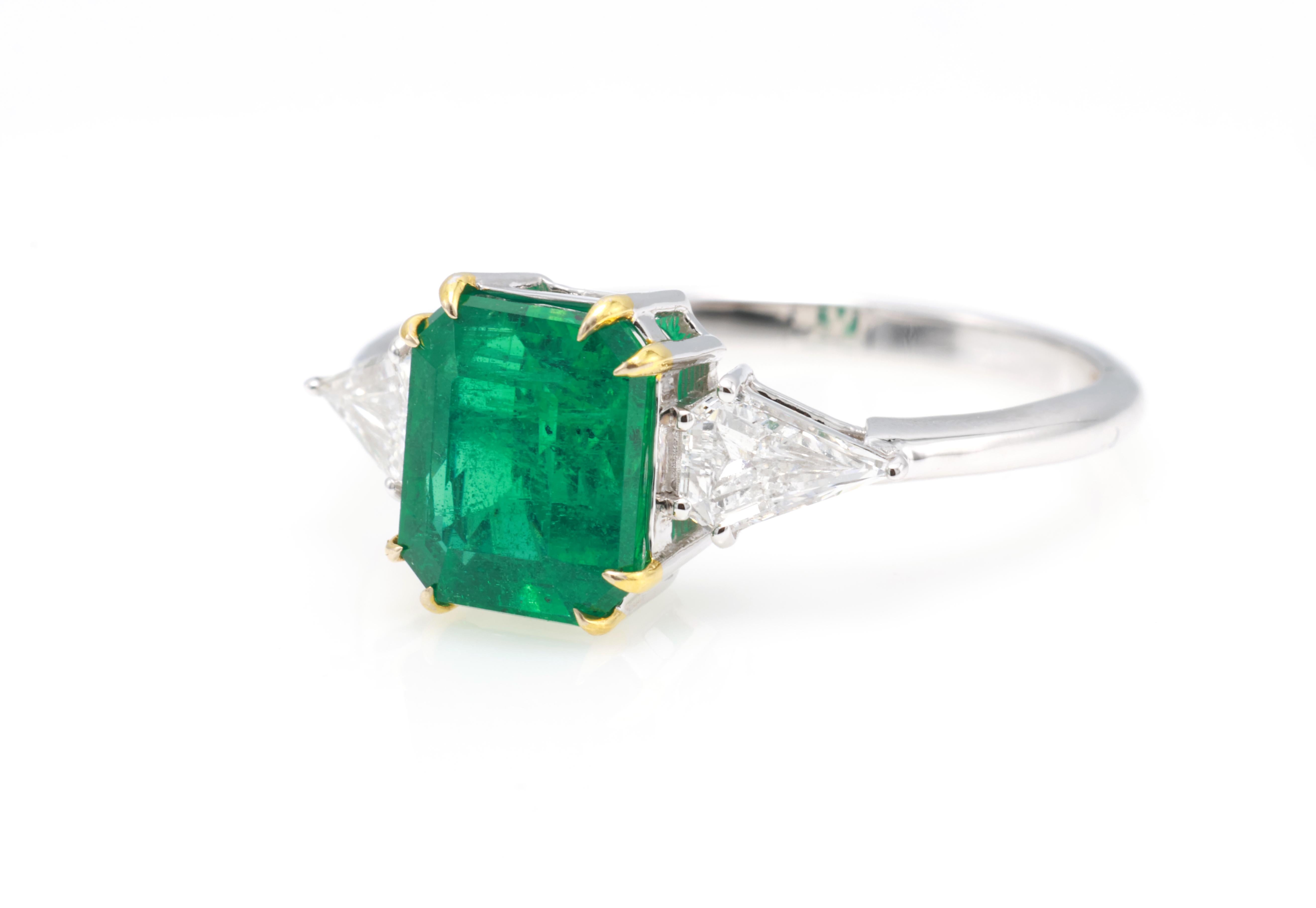 GRA Certified 1.76 Carat Natural Vivid Green Sapphire Cushion Diamond Ring (bague à diamant en forme de coussin) en vente 3