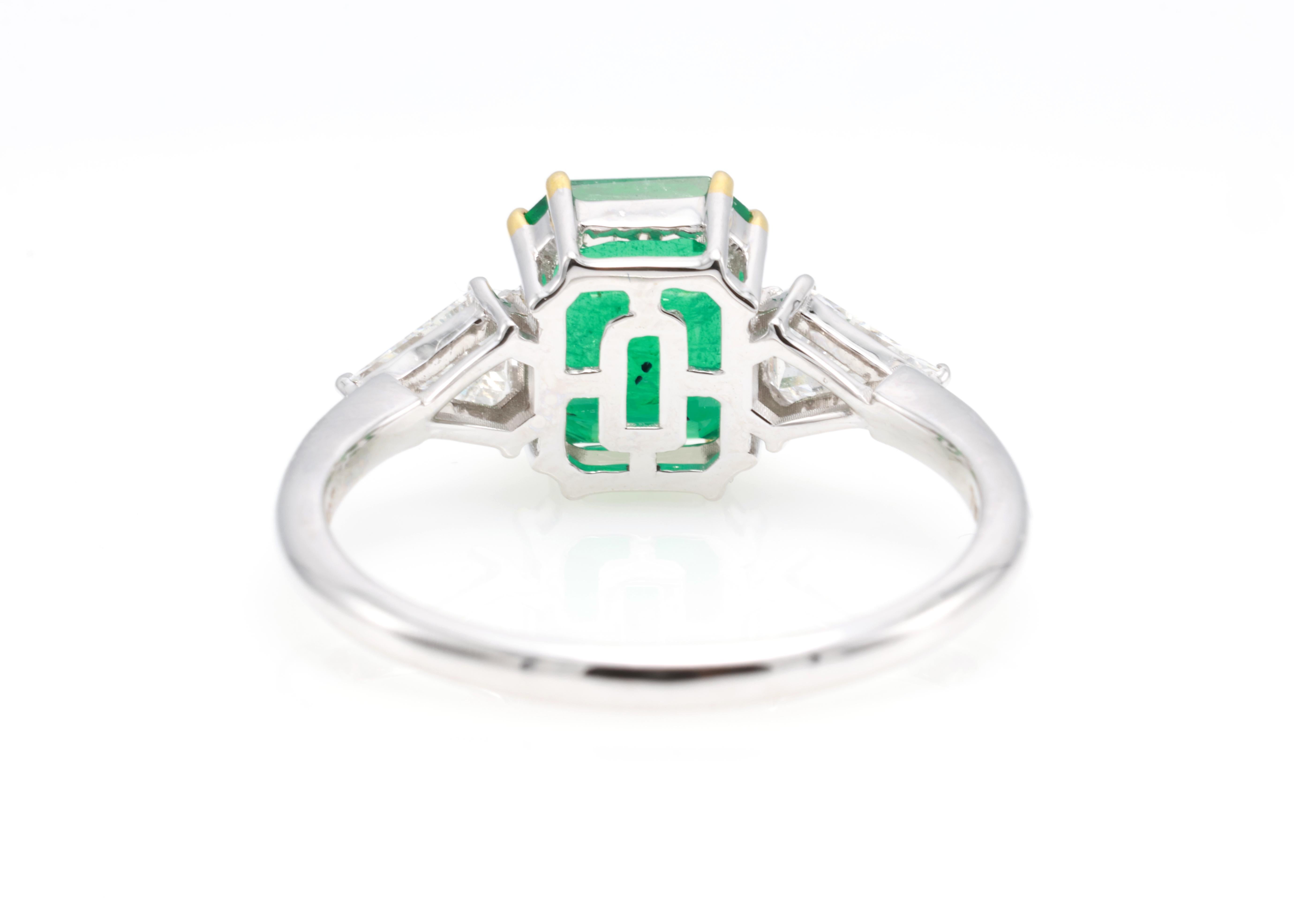 GRA Certified 1.76 Carat Natural Vivid Green Sapphire Cushion Diamond Ring (bague à diamant en forme de coussin) en vente 4