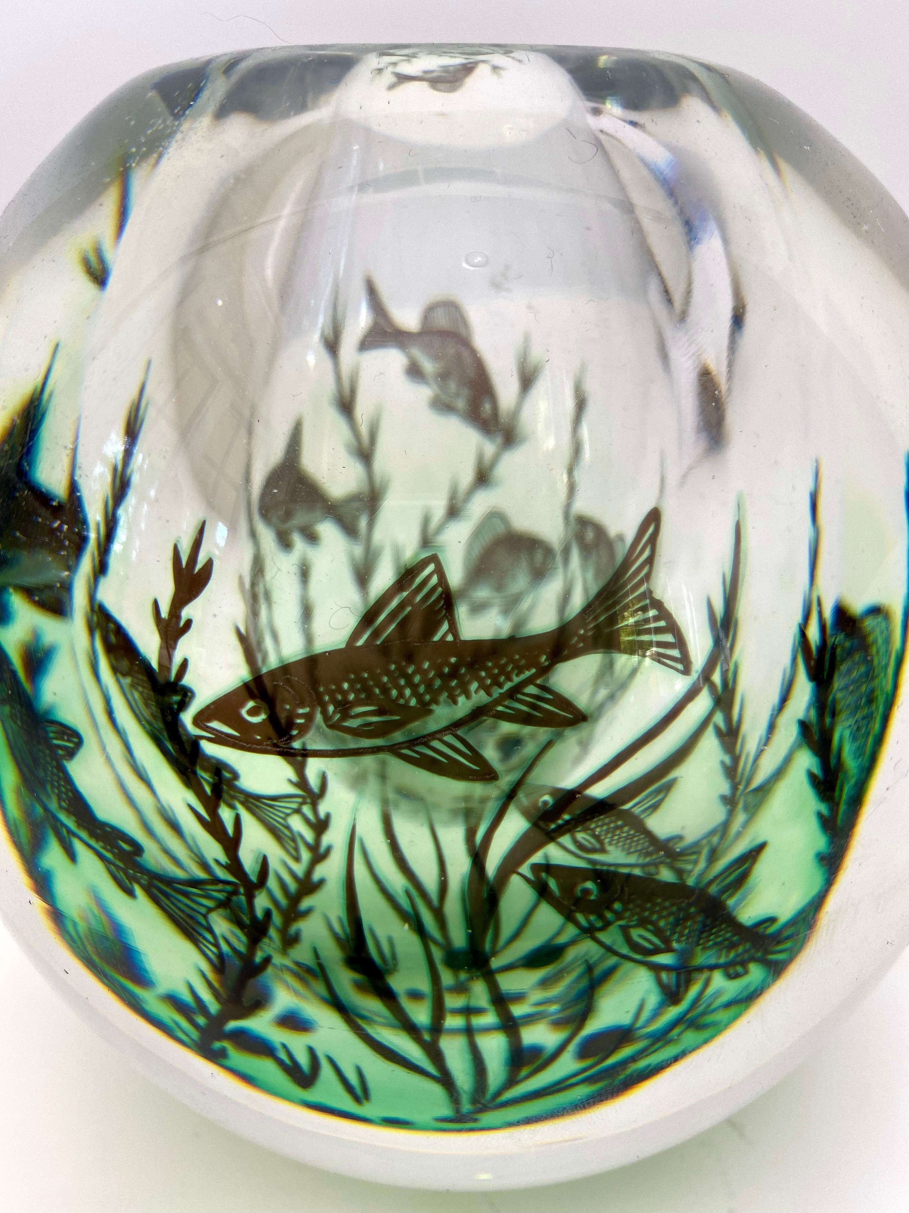 Superbe vase en forme de poisson graal par Edward Hald pour Orrefors... une véritable forme d'art avec de multiples couches de verre. Un savoir-faire incroyable et un véritable trésor. Le verre d'art à son meilleur !
Signé Orrefors, Graal, Edward