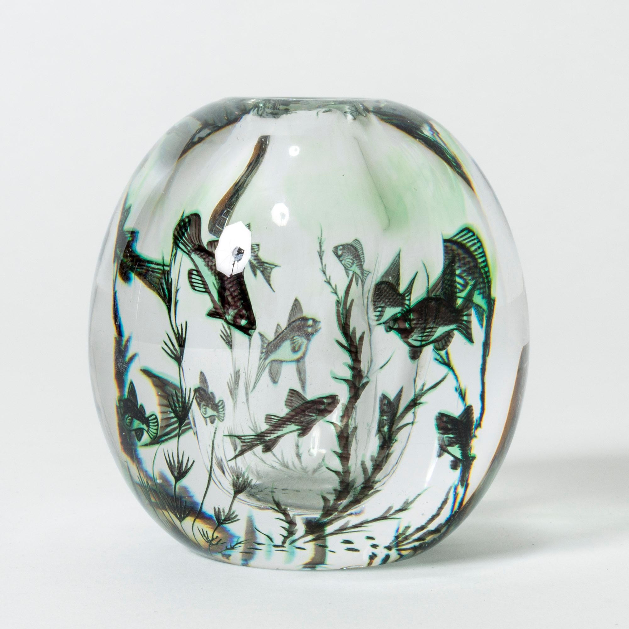 Schöne Graal-Vase von Edward Hald, kristallklar mit grünen Nuancen. Schönes Unterwassermotiv mit Fischen, bei dem die Glasschichten einen lebendigen, wässrigen Effekt erzeugen.