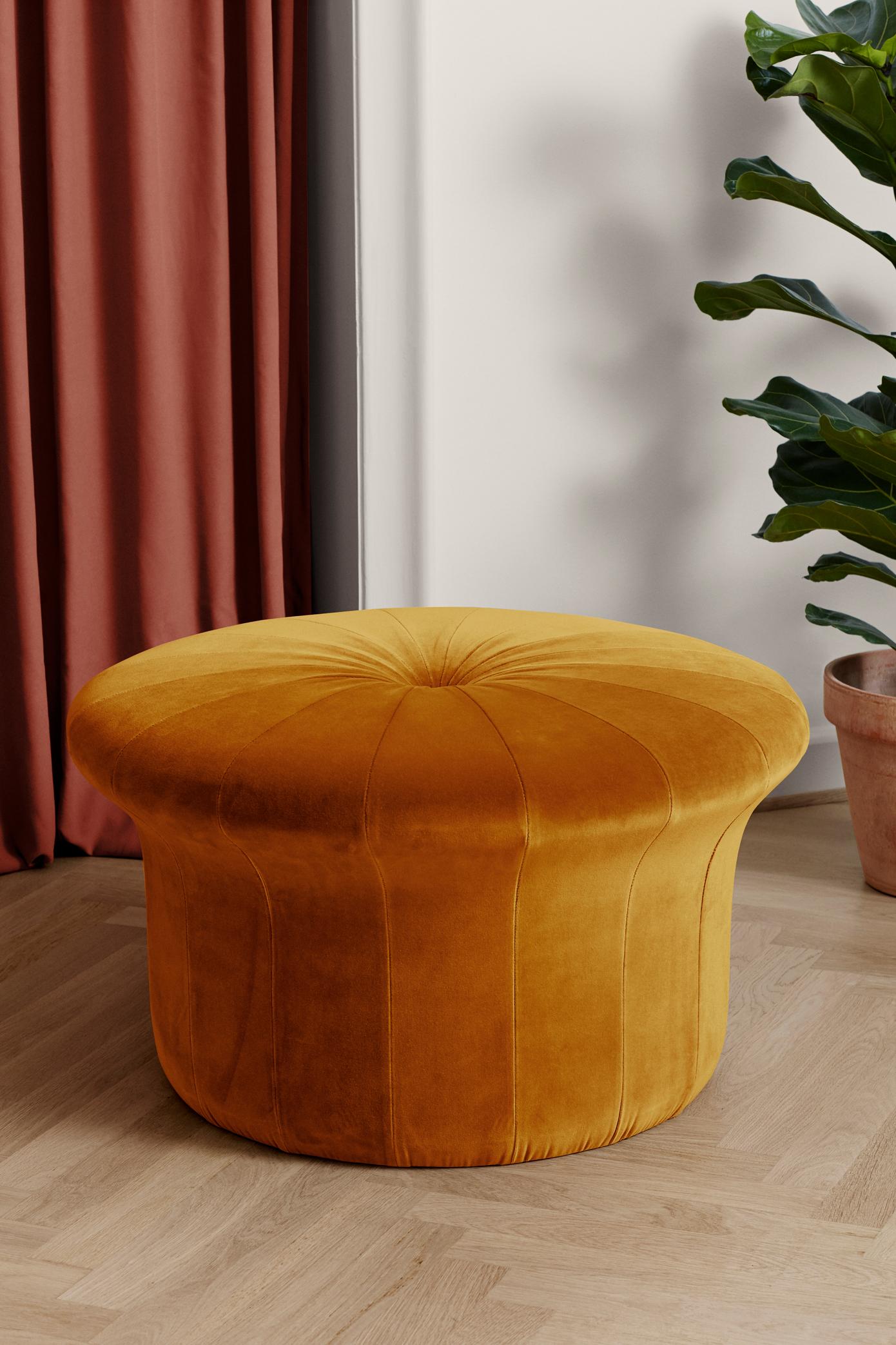 Pouf Grace Amber de Warm Nordic
Dimensions : D 77 x H 45 cm
Matière : Tissu d'ameublement, mousse, bois.
Poids : 15.5 kg
Également disponible en différentes couleurs et finitions. 

Un luxueux pouf dans un style sophistiqué et accueillant, créé par