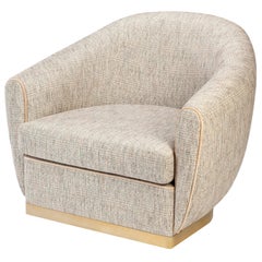 Fauteuil Grace en tissu d'ameublement Vigo Alphaine vert et base en laiton poli