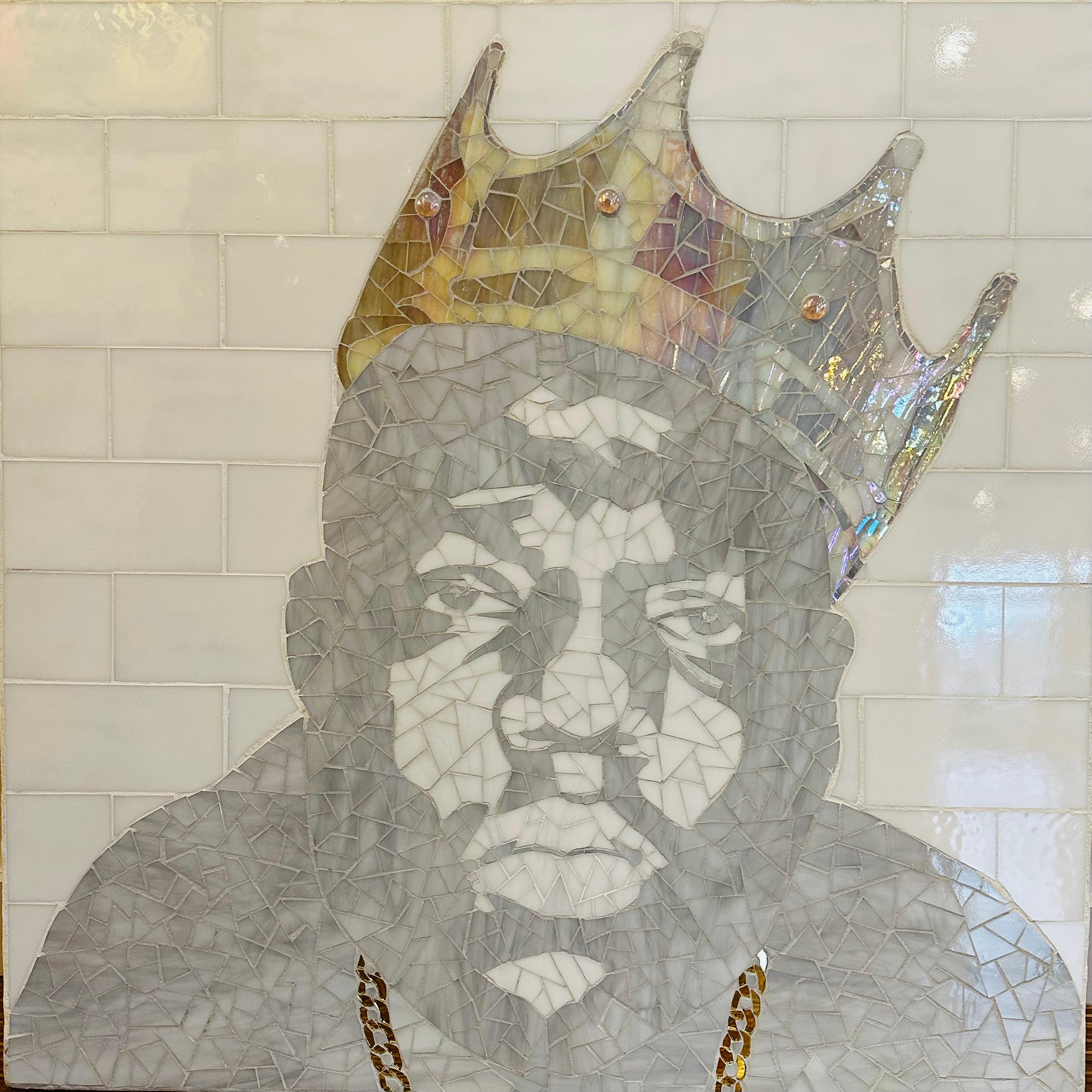 Grace Baley Figurative Painting – Weißer weißer Biggie auf Glas mit juwelenbesetzter Krone und Halskette