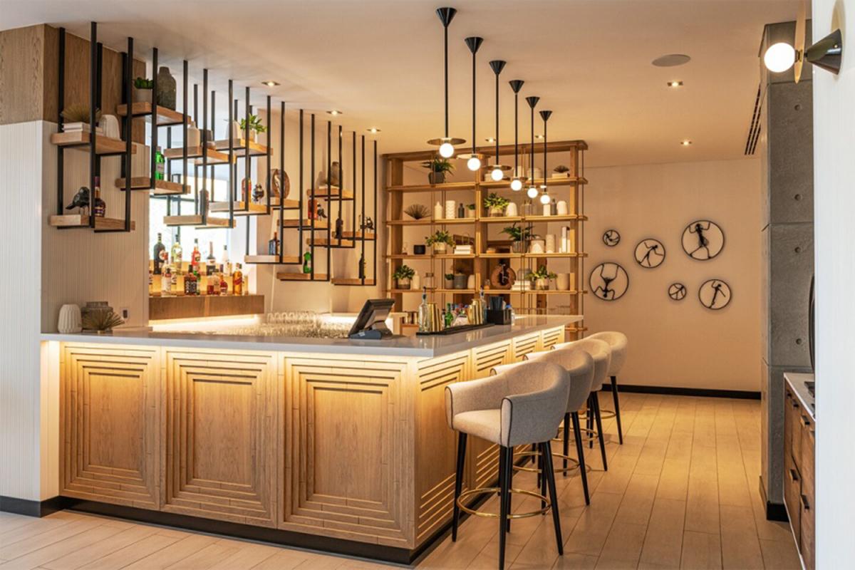 Taburete de Bar Grace Paris Tejido Mousse y Pies de Madera Maciza con Anillo de Latón Pulido Manchado en venta