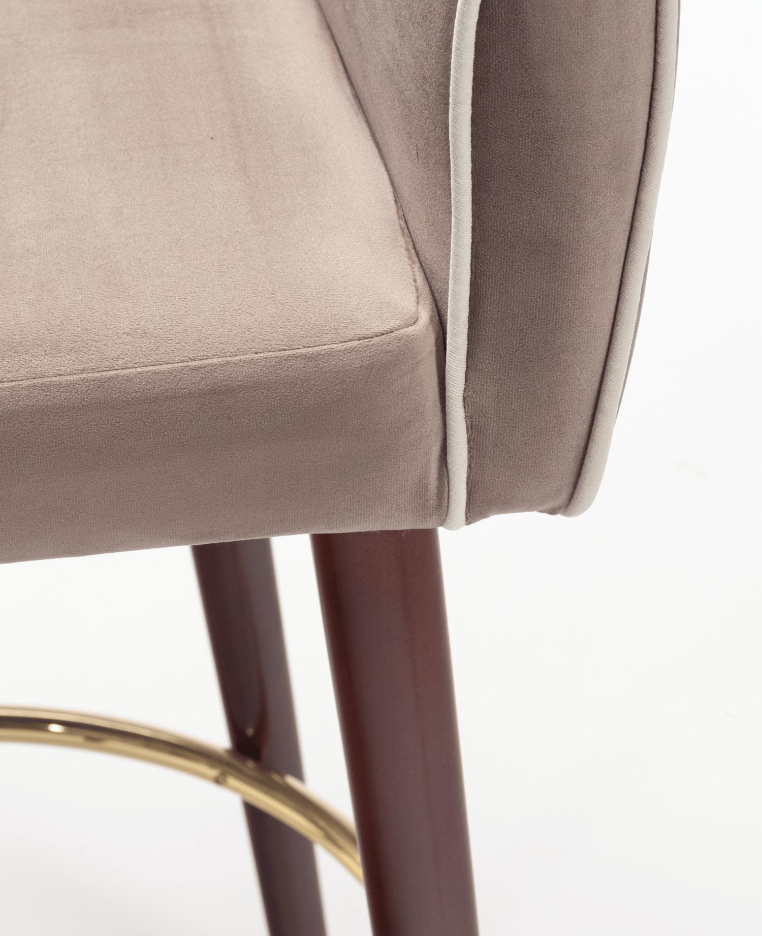 Der stilvolle und elegante Barhocker Grace ist durch seine perfekte Verarbeitung äußerst bequem. Mit ihren glatten Kanten hat die Grace definitiv ein vertrautes Retro-Gefühl. Eine perfekte Kombination aus hochkomfortabler und perfekt zugeschnittener