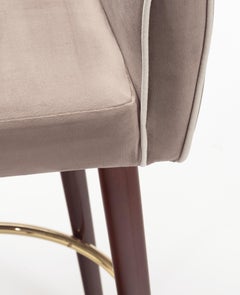 Tabouret de bar Grace Paris, tissu gris et pieds en bois massif avec anneau en laiton poli