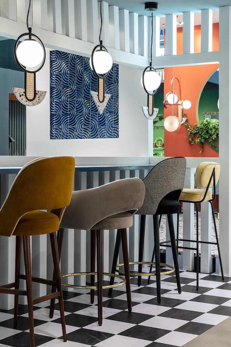 Grace Barhocker Paris Grauer Stoff und Massivholzfüßen mit Ring aus poliertem Messing im Zustand „Neu“ im Angebot in Lisbon, PT