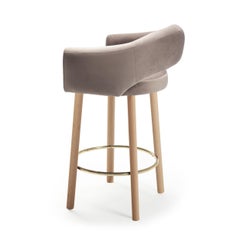Tabouret de bar Grace Paris en tissu Mousse et pieds en bois massif avec anneau en laiton poli