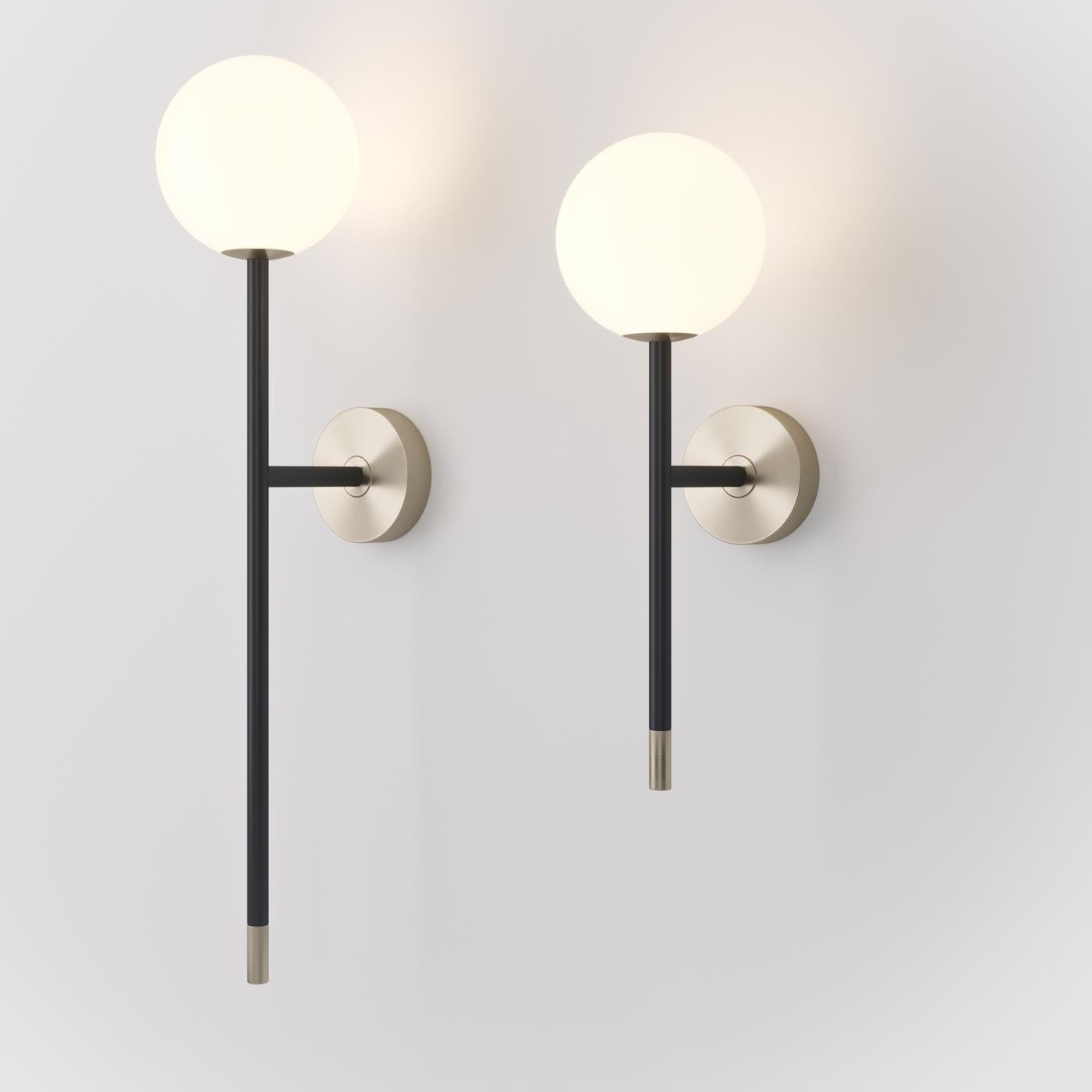 This wall lamp will be an elegant and Minimalist addition to a modern interior, both showcased on its own or with other pieces from the same collection. Its essential lines are composed of a straight and sleek stem fashioned of high-resistant,
