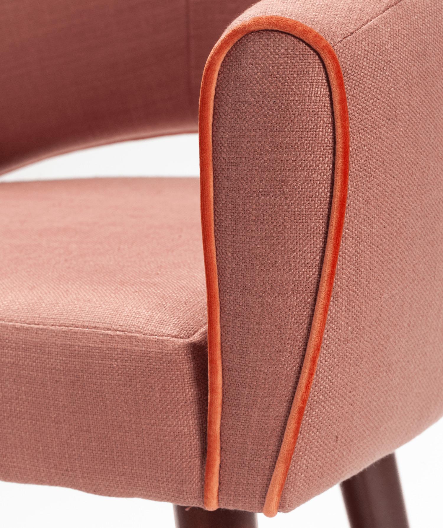 Grace-Stuhl, Farbton Peridot Rosa Stoff, Naturholzfüßen (Moderne der Mitte des Jahrhunderts) im Angebot