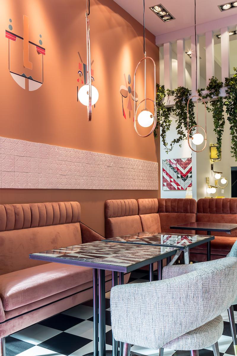 Grace-Stuhl, Farbton Peridot Rosa Stoff, Naturholzfüßen im Zustand „Neu“ im Angebot in Lisbon, PT