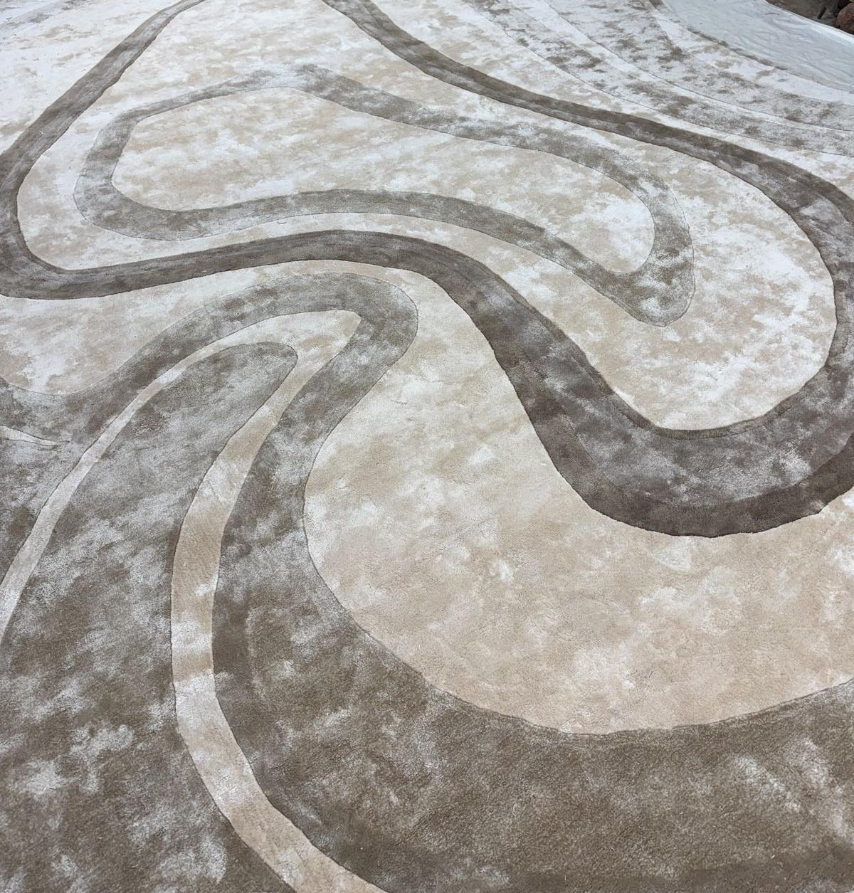 Mélange gracieux de mouvement et de tranquillité, GRACE présente des contours fluides en ivoire et taupe chauds, inspirés par les lignes du terrain naturel. Sa forme sculpturale apporte douceur et harmonie à tout intérieur.

Tufté à la main avec le