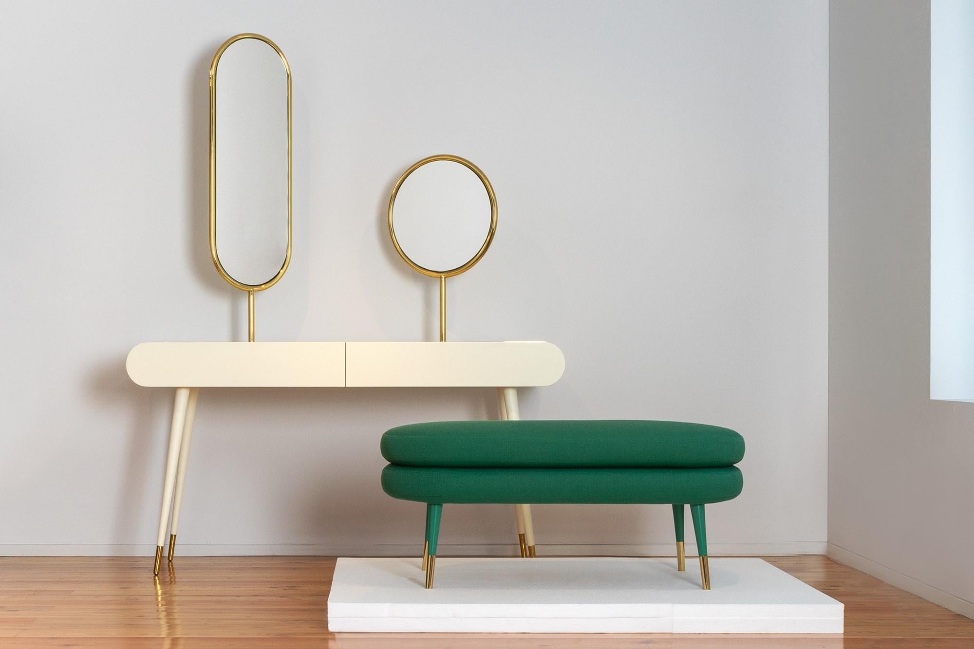Grace Dressing Table potrebbe essere uscita da un film che ruota intorno al mondo delle Flap Girls,
con un ambiente glamour ed elegante. Questo pezzo emana sensualità e femminilità.

COME DA FOTO
Corpo e gambe: Legno laccato con finitura