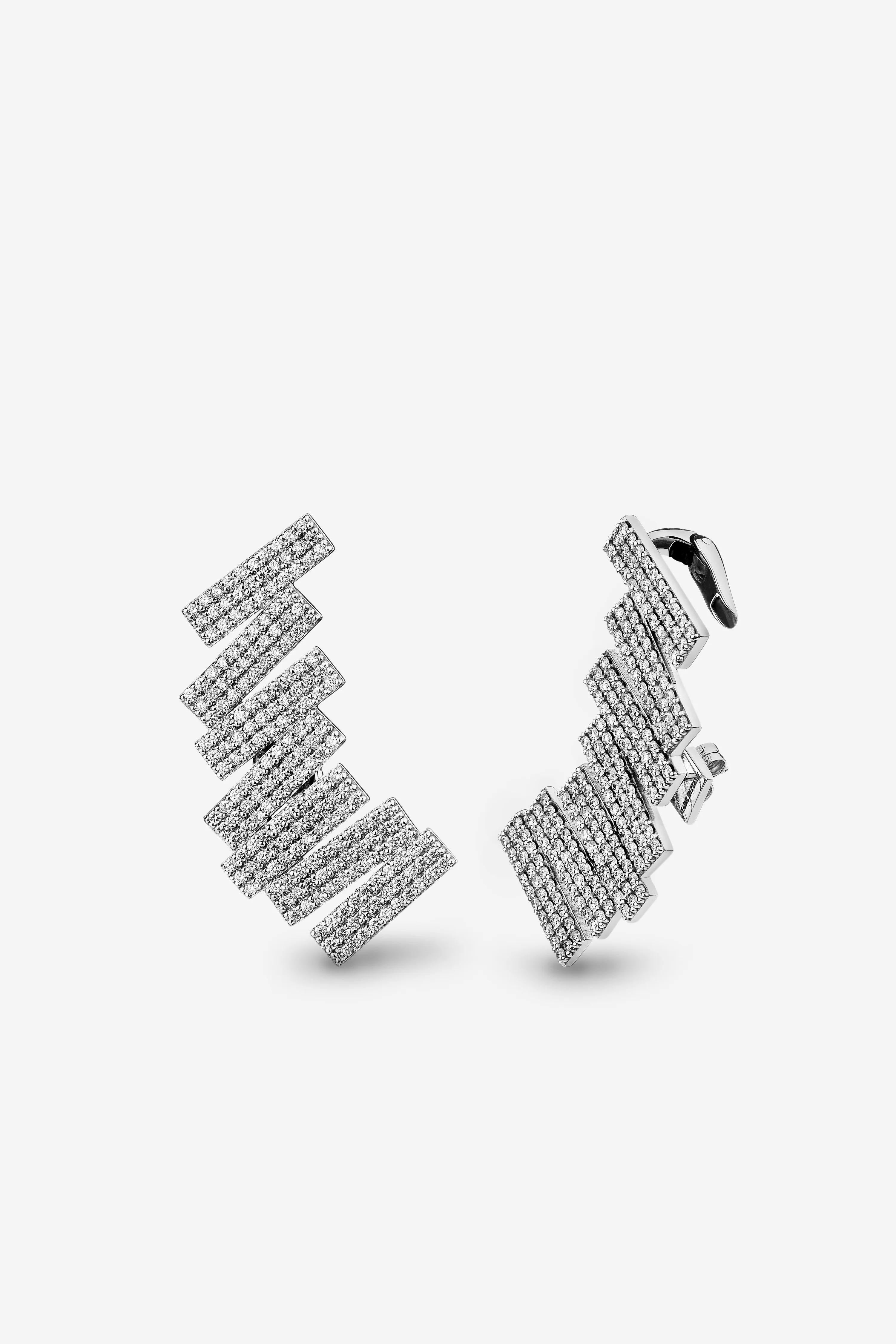 EÉRA rappresenta il legame tra il passato e il presente, sia in senso figurato che letterale. Il moschettone ti permette di personalizzare ogni pezzo combinando le novità con i gioielli che già possiedi, dando vita a moderni cimeli che possono