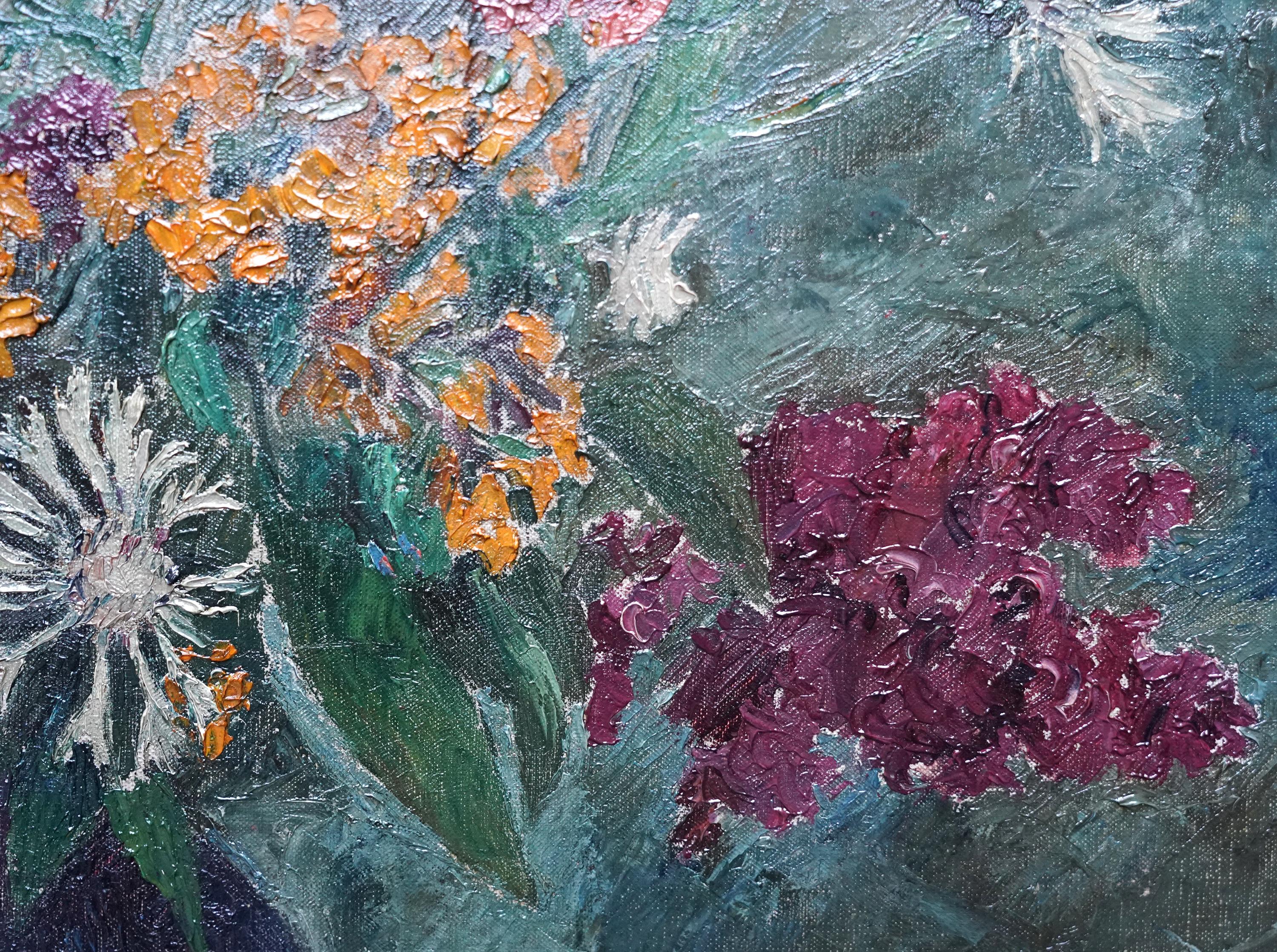 Fleurs dans un vase bleu - peinture à l'huile de nature morte florale des années 30 de l'école Slade britannique - Gris Still-Life Painting par Grace English