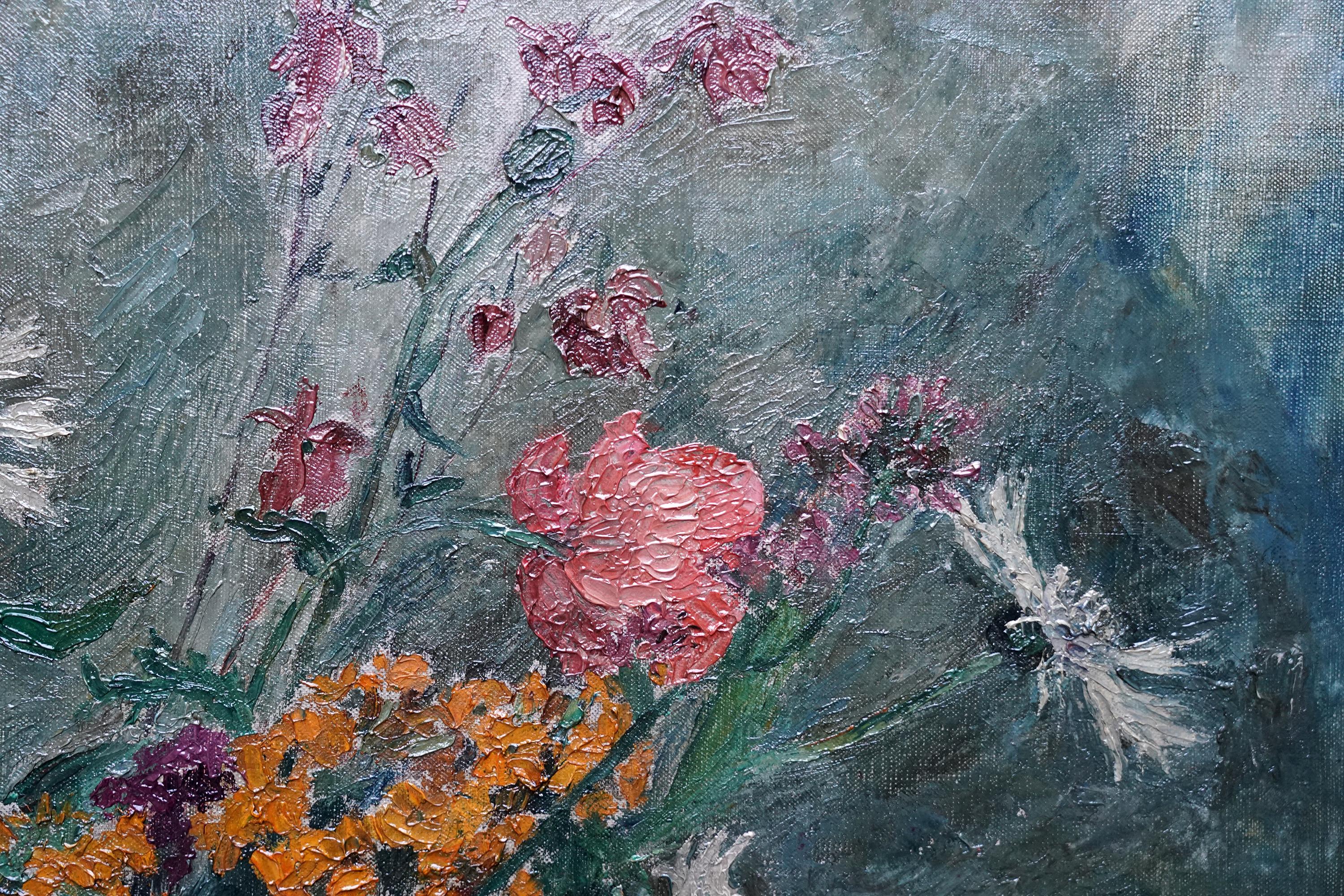 Cette charmante nature morte florale de style Art déco britannique des années 1930 est l'œuvre de Grace English, artiste féminine de l'école Slade très exposée. Peinte en 1930, la composition représente un arrangement floral mixte dans un vase bleu