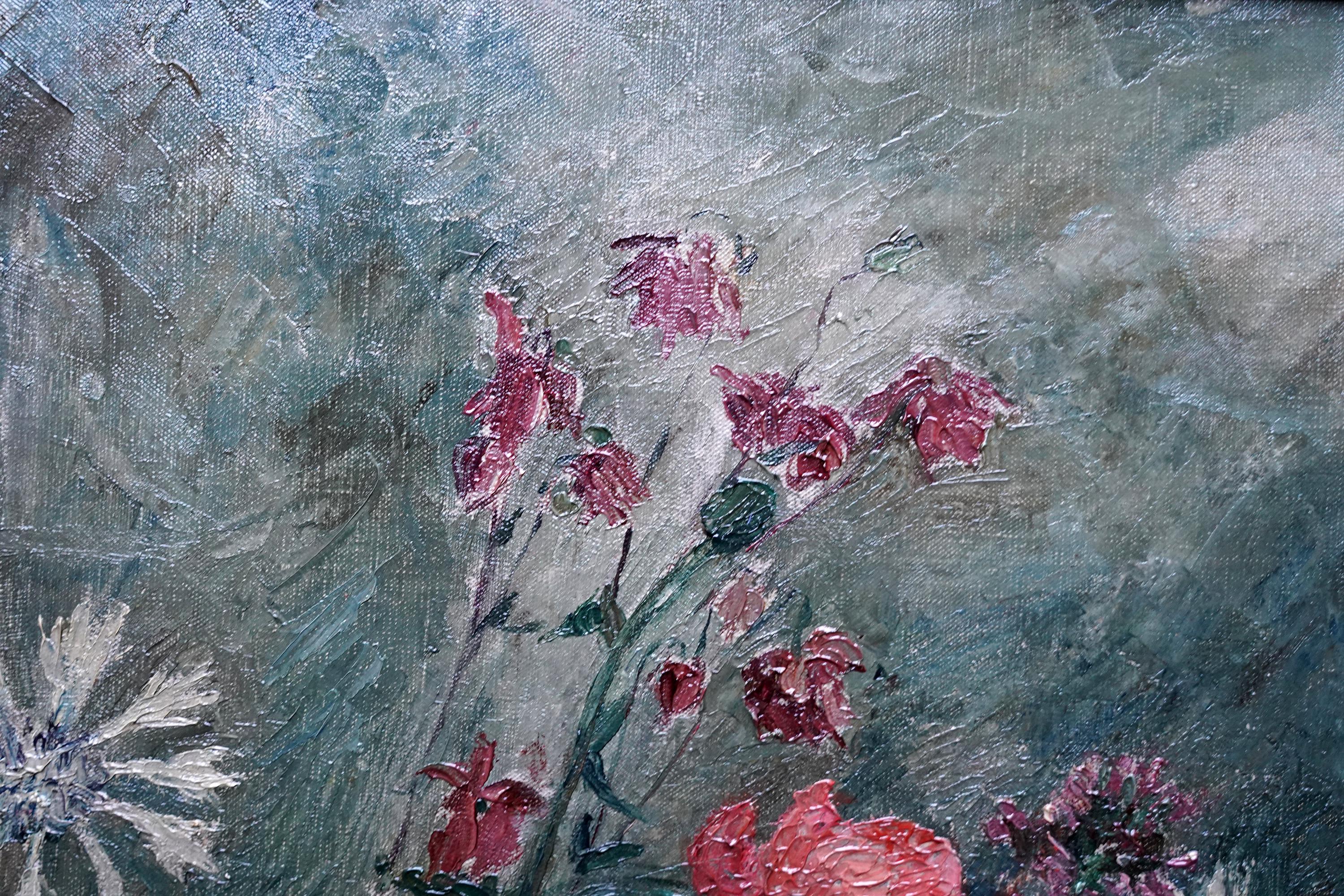 Fleurs dans un vase bleu - peinture à l'huile de nature morte florale des années 30 de l'école Slade britannique en vente 1