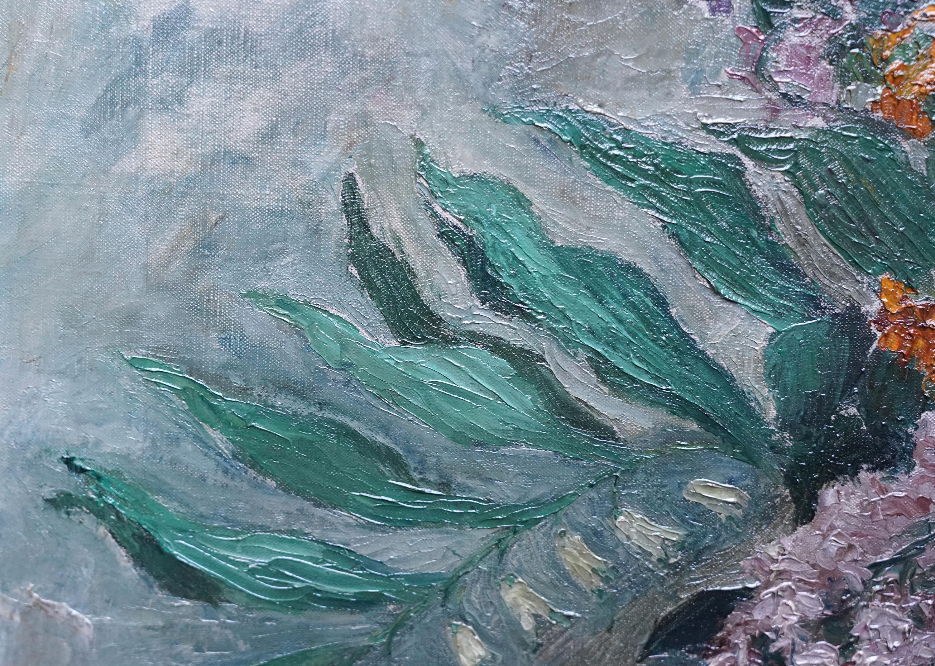 Fleurs dans un vase bleu - peinture à l'huile de nature morte florale des années 30 de l'école Slade britannique en vente 3