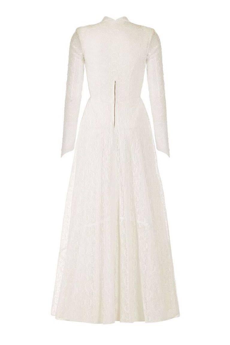 This captivating 1950s vintage bridal gown is an exceptional design and clearly takes inspiration from Grace Kelly's famous dress, worn during her wedding to Prince Rainier III of Monaco in 1956. Described as one of the most elegant and