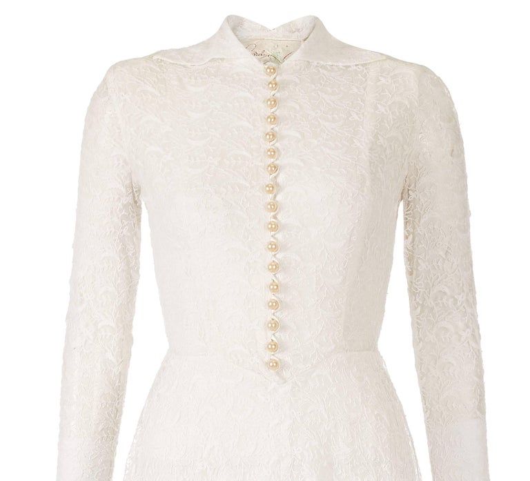 Grace Kelly Style 1950s White Lace Bridal Gown With Pearl Buttons In Excellent Condition For Sale In London, GB