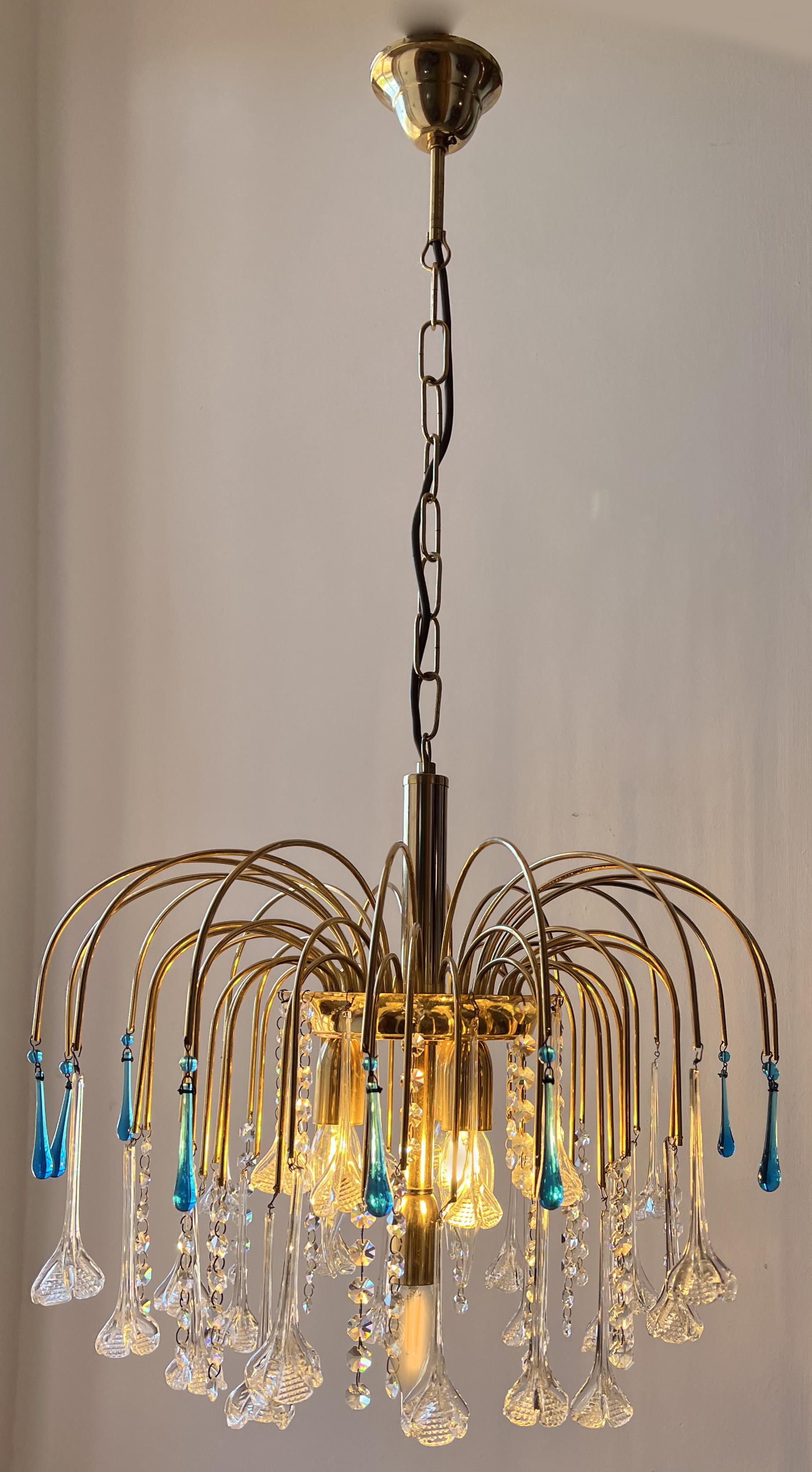 Affascinante lampadario di Murano ispirato a Grace Kelly le cui lacrime, secondo la leggenda, erano dello stesso colore dei suoi occhi.