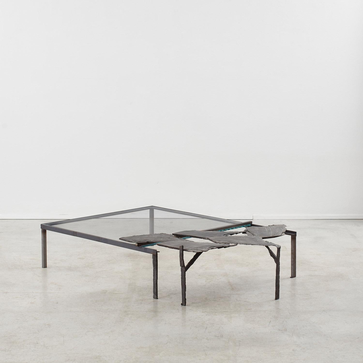 Bronze Grace Prince Held Absence n°2  Table basse britannique, 2025 AP 1, édition de 10 en vente
