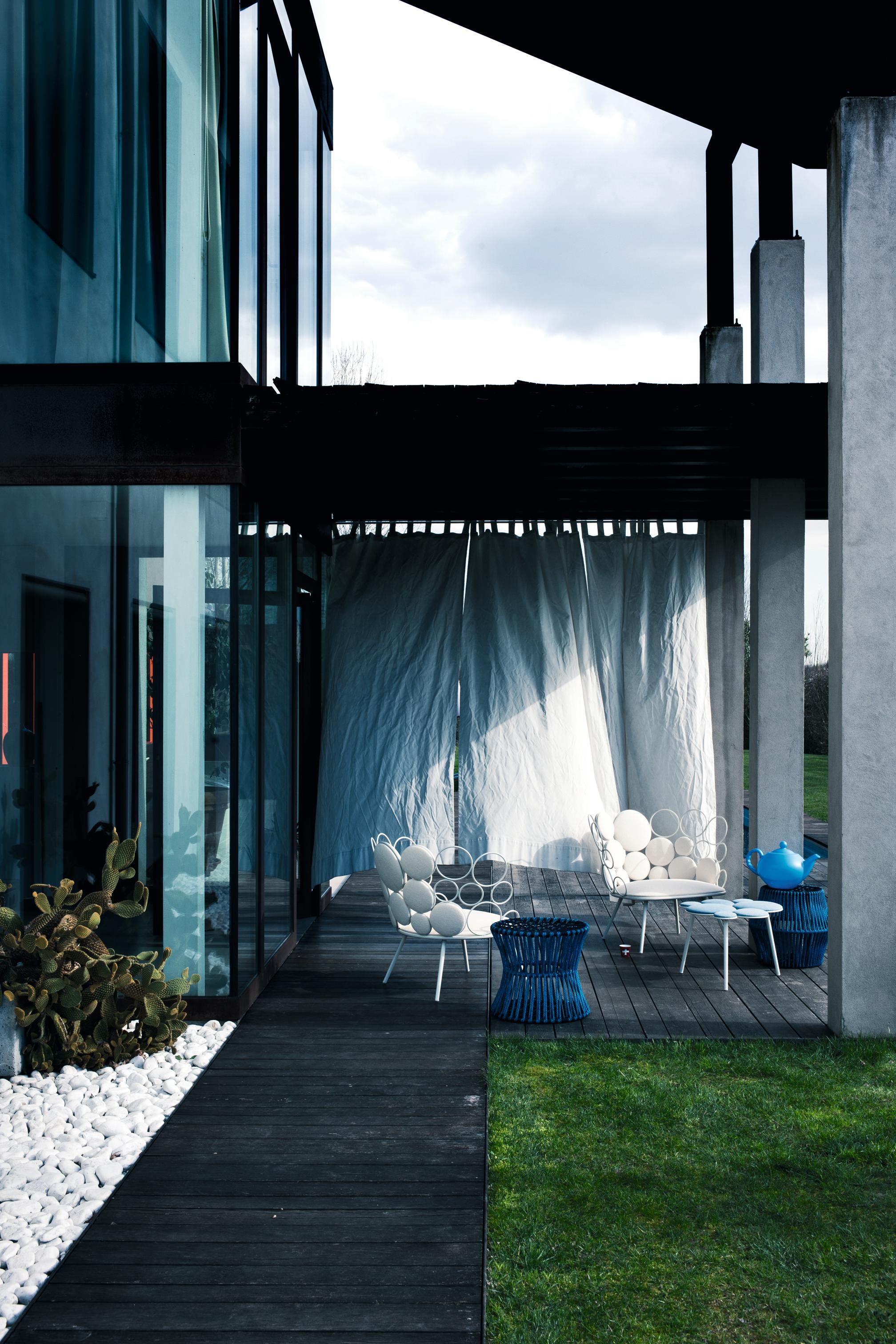 Moderne Canapé Grace en tissu blanc Dakar avec cadre gris clair de Paolo Grasselli en vente