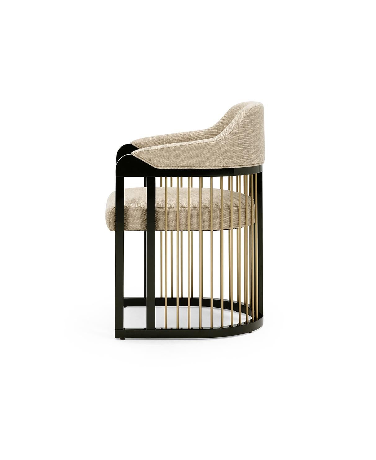 Der raffinierte Charakter des Stuhls GRACE Urban entsteht durch die Kombination der unterschiedlichsten Materialien, vom Holz bis hin zu den Stoffstrukturen und den metallischen Details, die auf eine ganz besondere und elegante Weise Gestalt