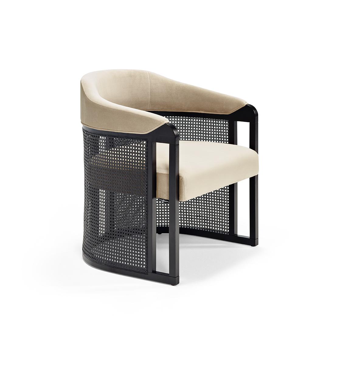 Der Sessel GRACE Vintage besteht aus einer Massivholzstruktur. Grace zeichnet sich durch seine raffinierten Details aus, die in den Farben Natur oder Wenguê erhältlich sind, sowie durch seine einzigartige und elegant geschwungene Form. Die
