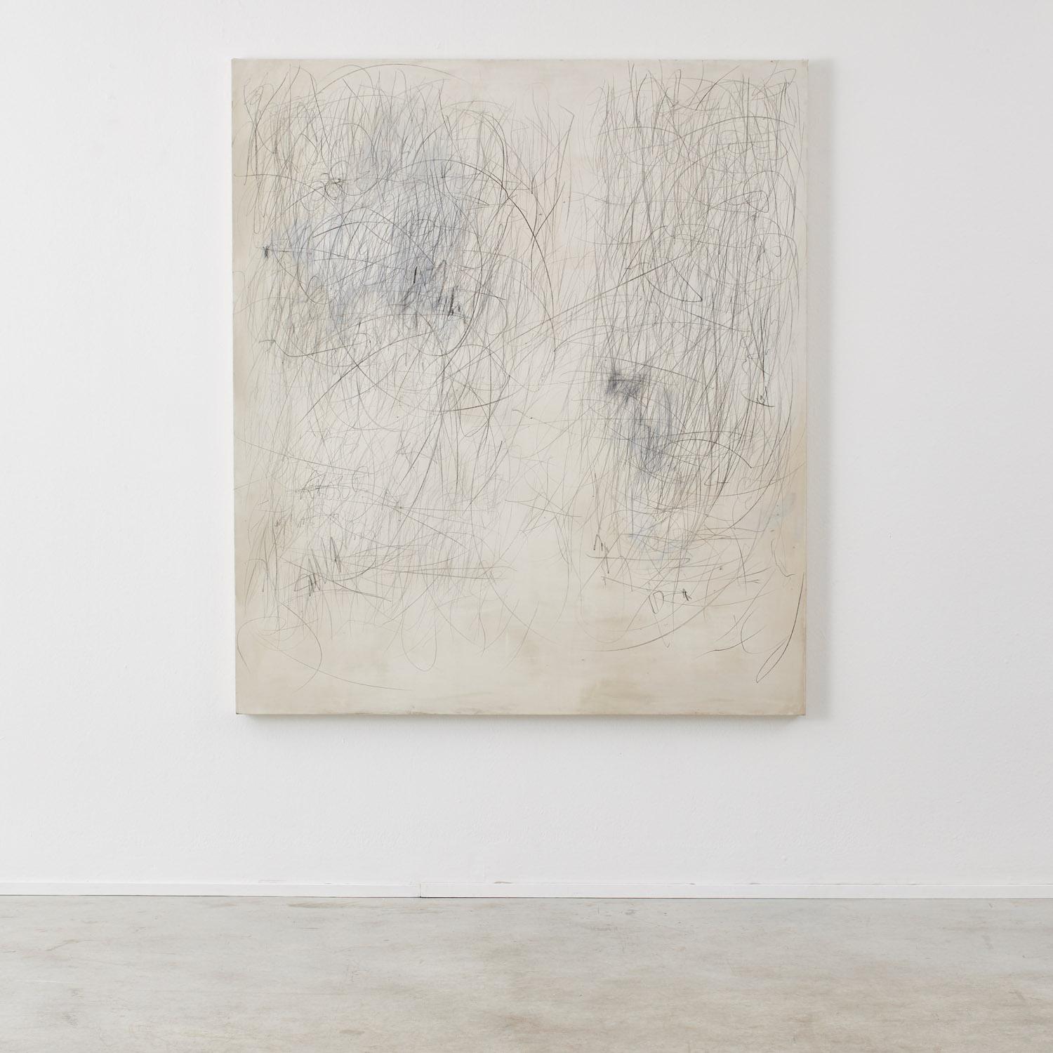 Die britische Künstlerin Grace Watts (geb. 1990) arbeitet in ihrem Studio im Osten Londons auf handgespanntem Leinen. Dieses Werk in Öl und Graphit auf beigem Grund ist mit seiner ausdrucksstarken Zeichnung typisch für ihr unverwechselbares
