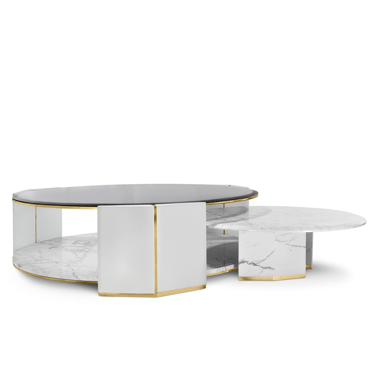 Table basse Set of 2 White Marble Grace with 1 coffee table with base 
structure en bois recouverte de cuir véritable blanc et de cuir poli 
garnitures en laiton. Le plateau inférieur est en marbre blanc avec des veines grises et le plateau