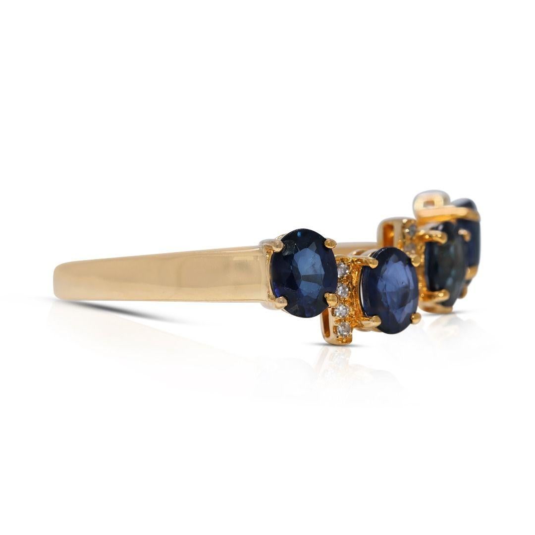 Taille ronde Bague gracieuse en or jaune 18 carats avec saphir bleu de 0,68 carat et diamants naturels en vente