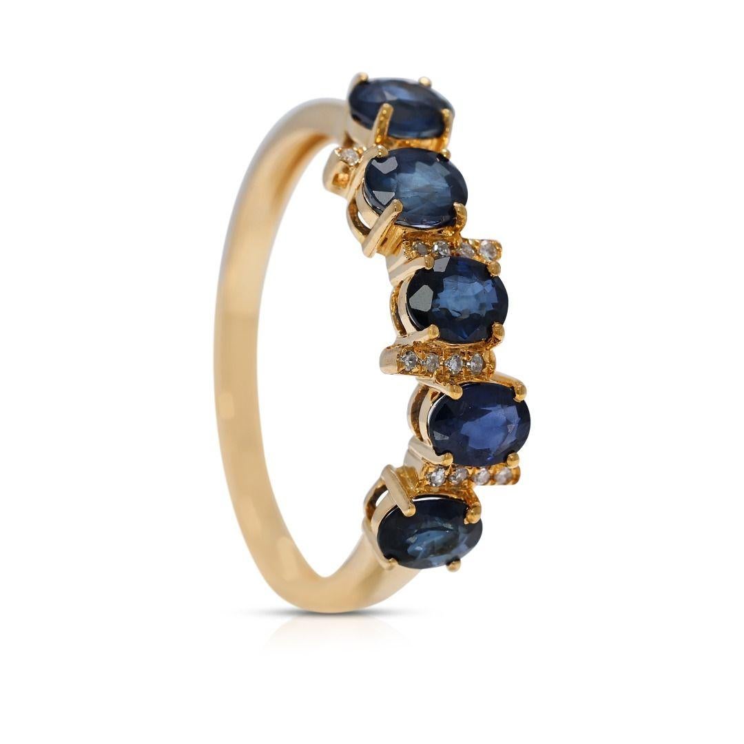 Bague gracieuse en or jaune 18 carats avec saphir bleu de 0,68 carat et diamants naturels Neuf - En vente à רמת גן, IL