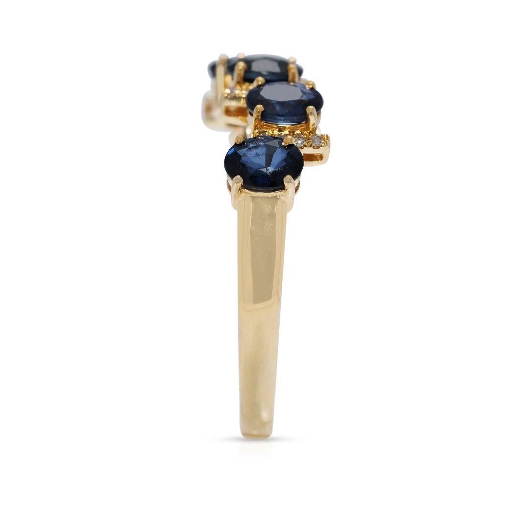 Bague gracieuse en or jaune 18 carats avec saphir bleu de 0,68 carat et diamants naturels en vente 1