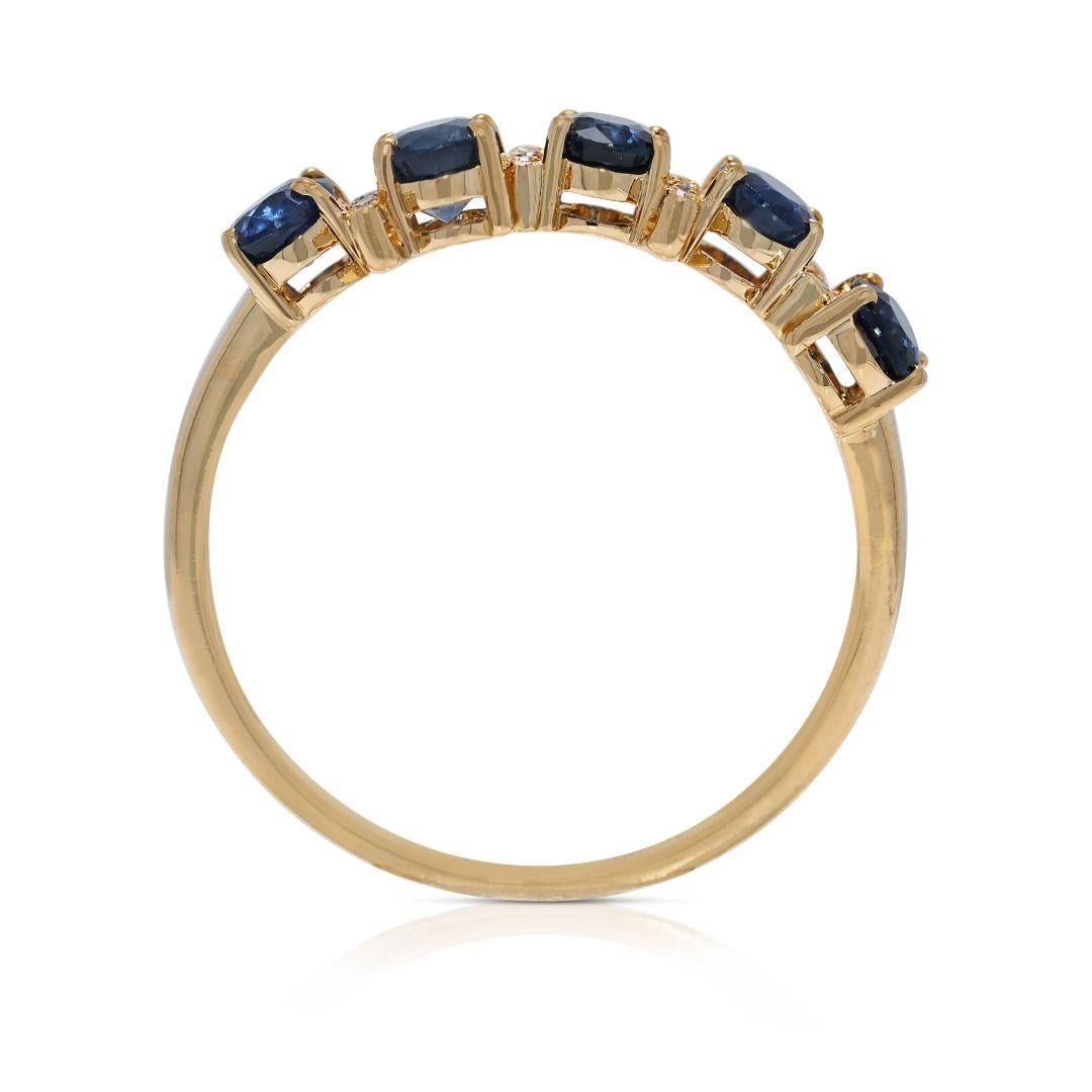 Bague gracieuse en or jaune 18 carats avec saphir bleu de 0,68 carat et diamants naturels en vente 2