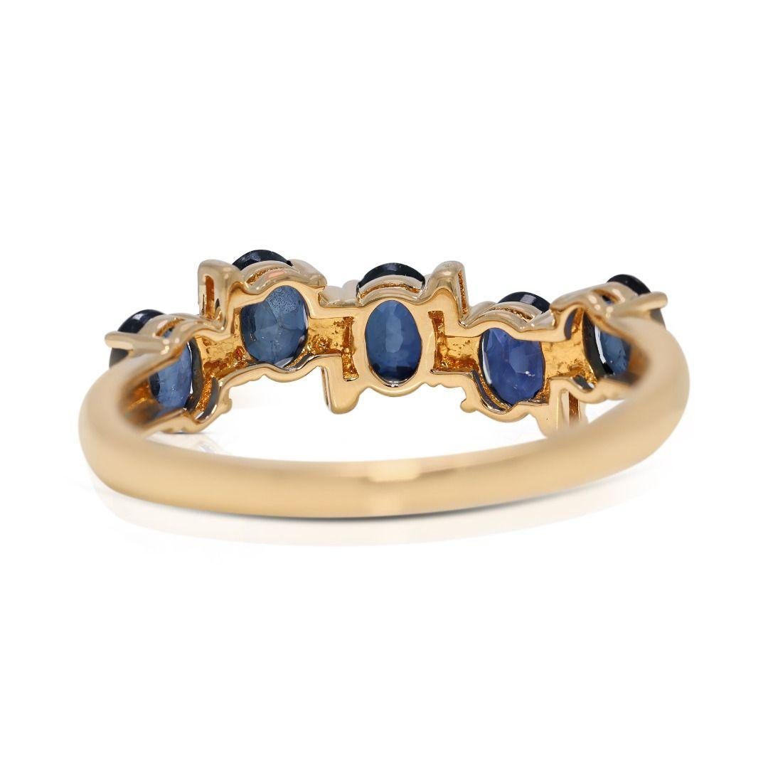 Bague gracieuse en or jaune 18 carats avec saphir bleu de 0,68 carat et diamants naturels en vente 3