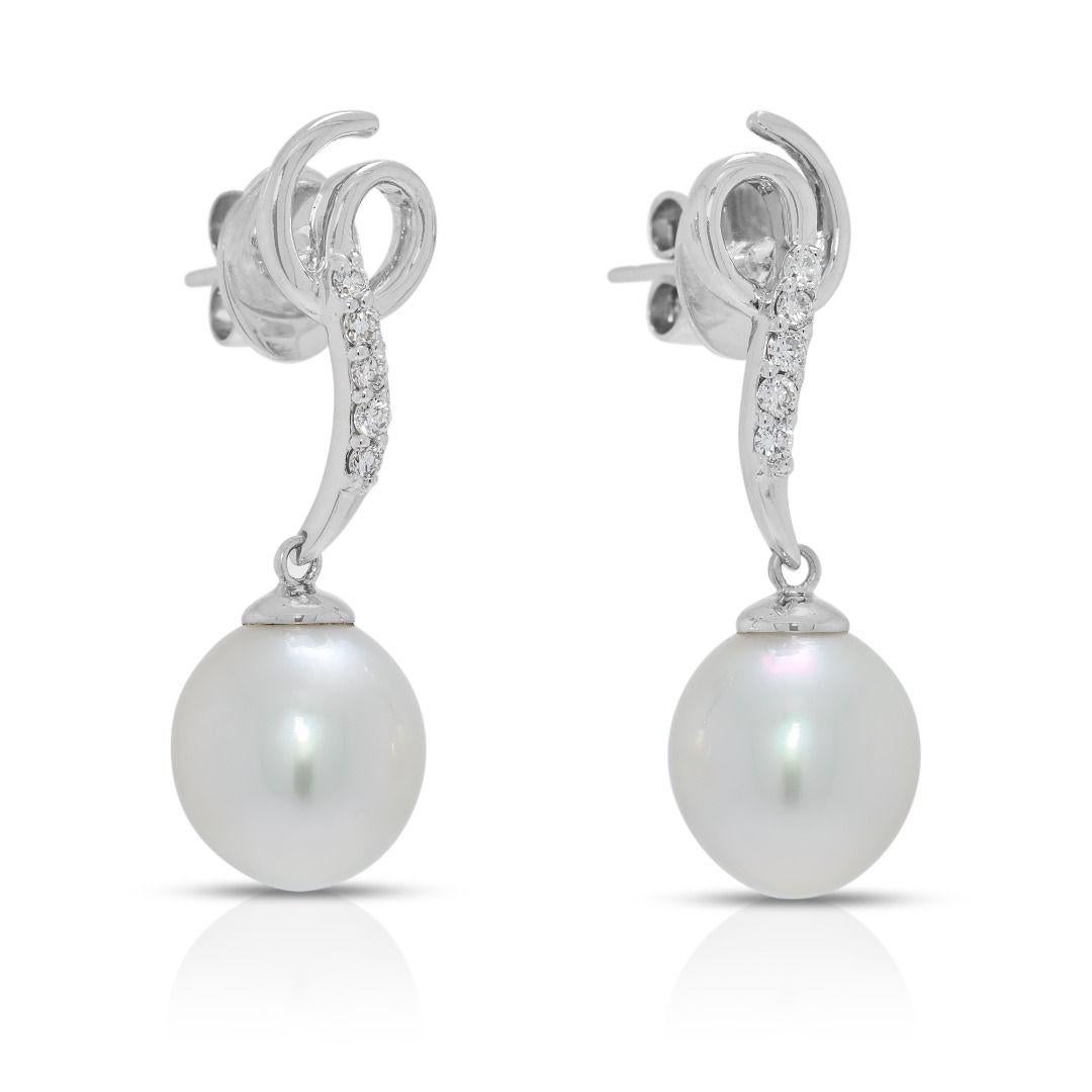 Taglio rotondo Graceful 10.1mm Freshwater Pearl & 0.1ct Natural Diamond Drop Earrings in vendita