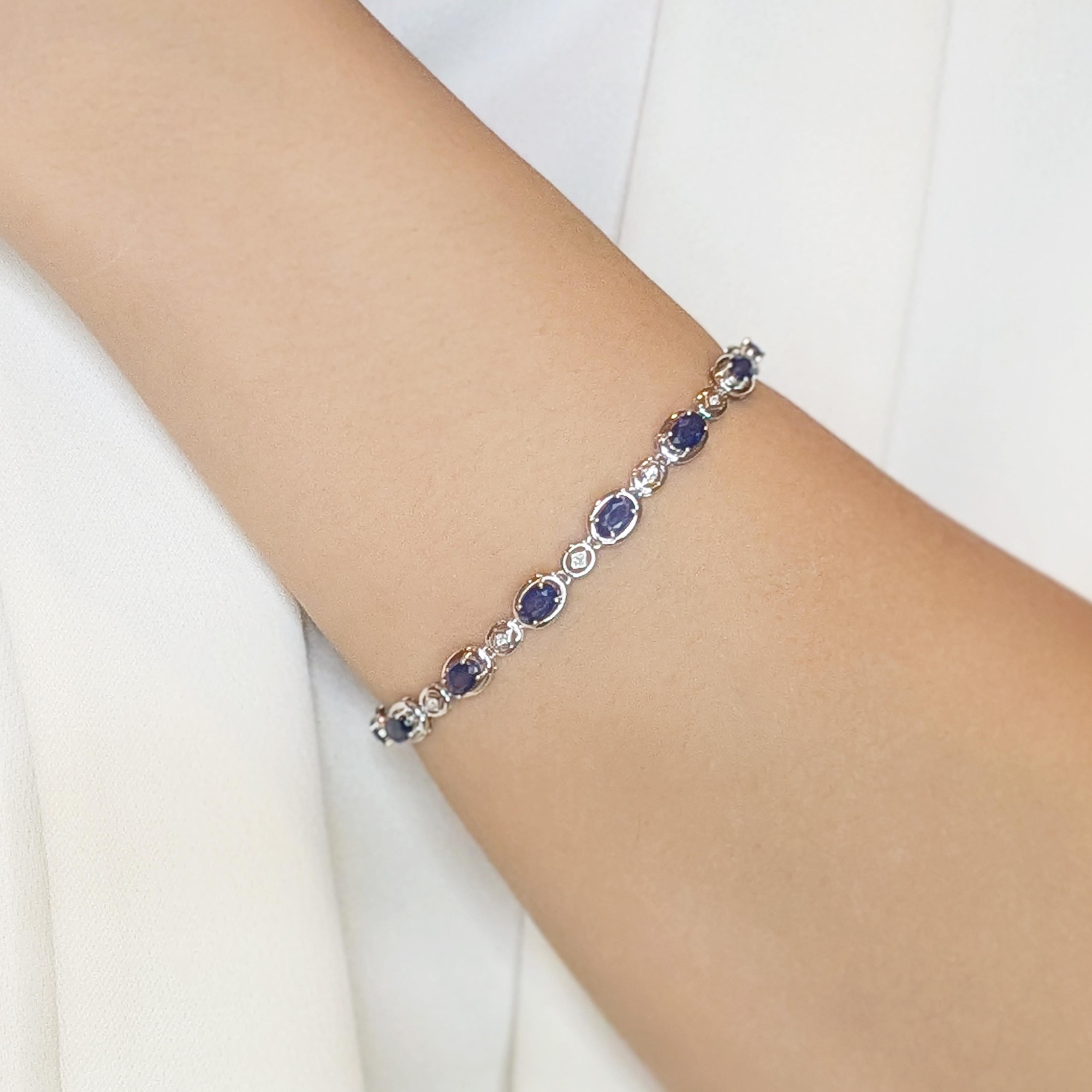 Eleganza senza tempo per questo bracciale con zaffiri e diamanti da 3,2 carati, una fusione mozzafiato di tonalità blu intenso e scintille radiose. Realizzato in lussuoso oro bianco 18 carati, questo squisito pezzo presenta 13 zaffiri dal taglio