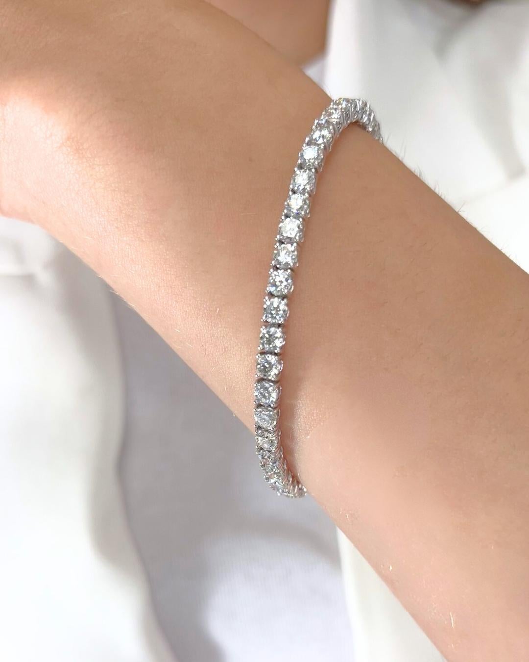 Graceful 9.50ct Diamonds Tennis Bracelet in 18k White Gold - IGI Certified

Exude timeless sophistication with this breathtaking diamond tennis bracelet, masterfully set in polished 18K white gold. Featuring 44 round-cut diamonds totaling an