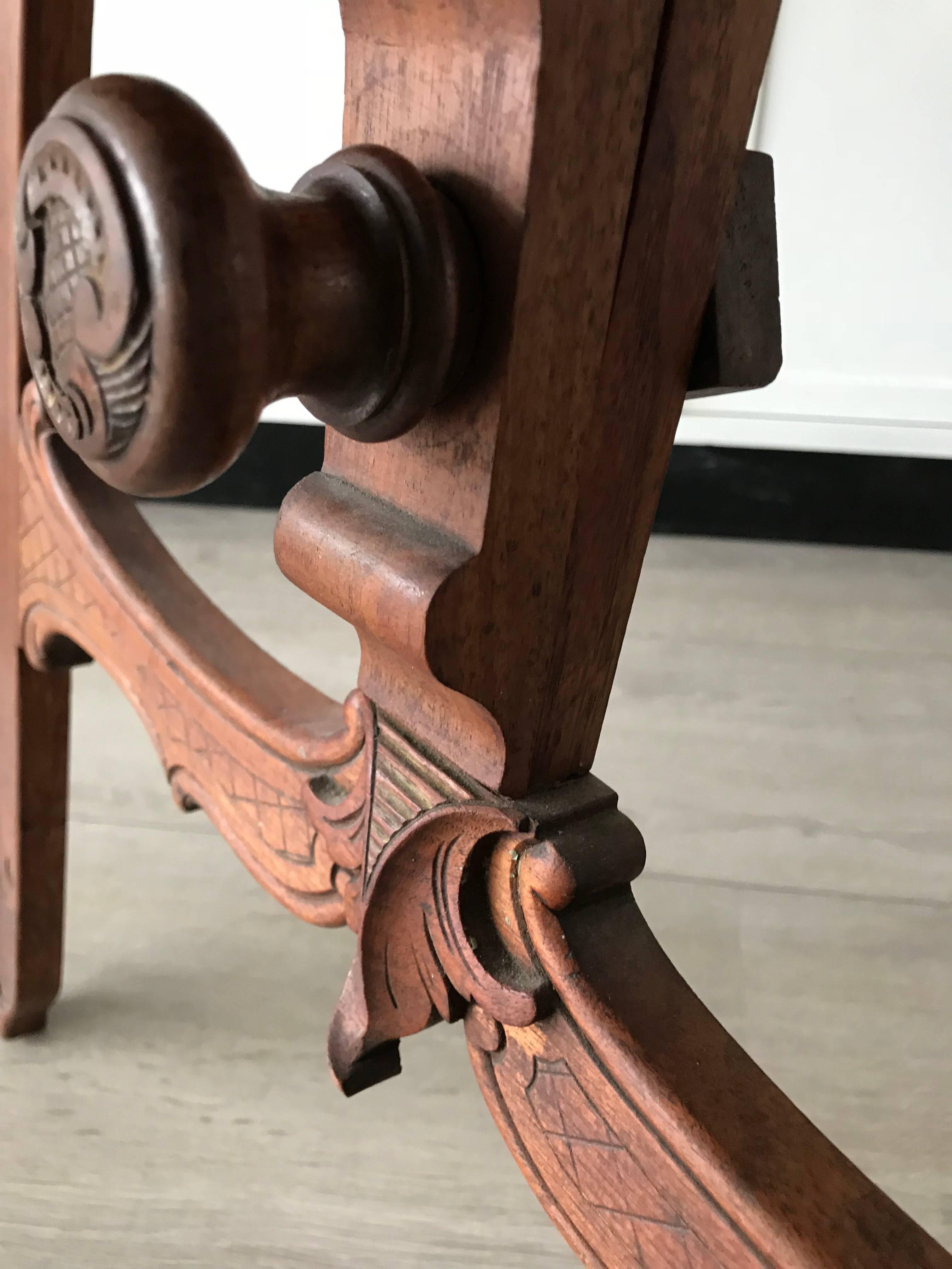 Graceful Antique and All Handcrafted Walnut Floor Easel or Artist Display Stand In Excellent Condition In Lisse, NL