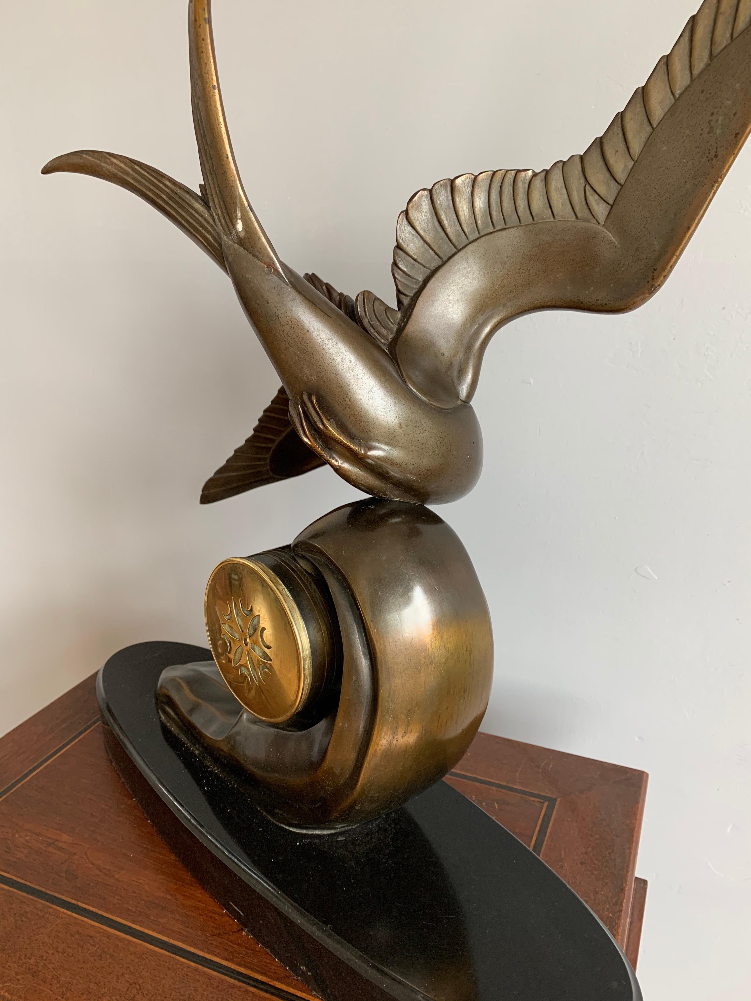 Pendule de table/de cheminée Art déco gracieuse avec grande sculpture d'oiseau coquillage stylisé en vente 4