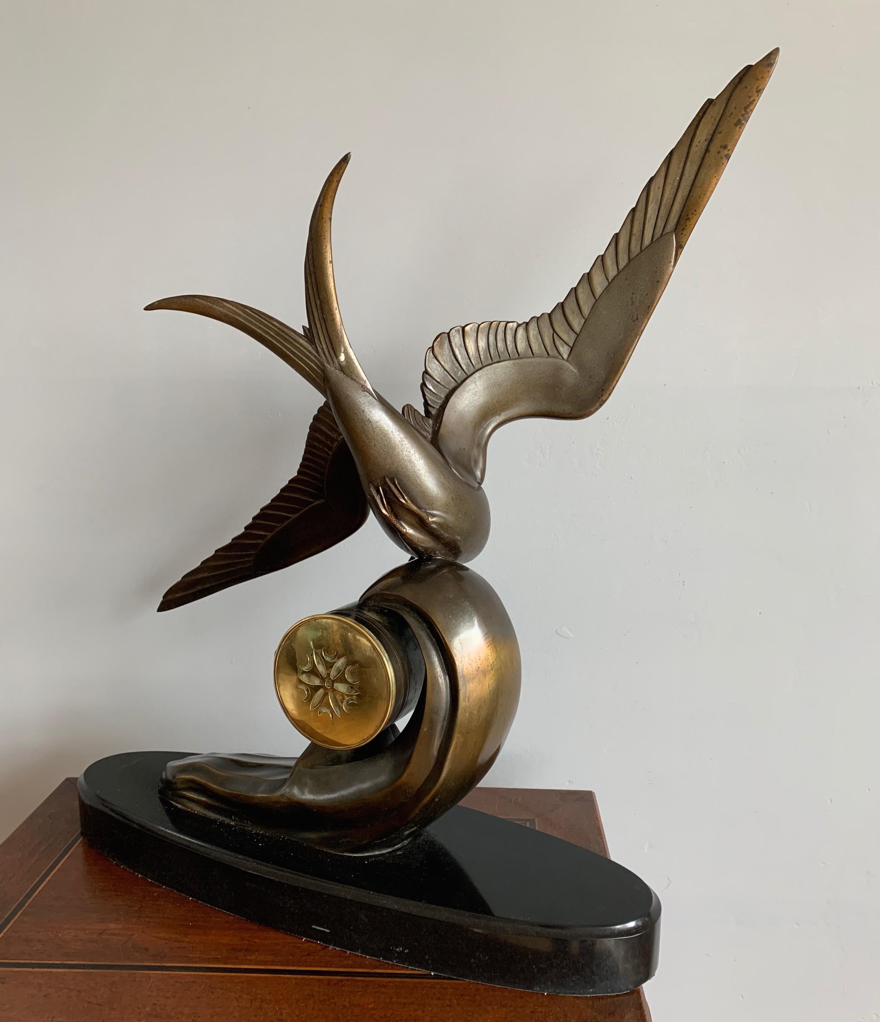Anmutige Art-Déco-Tisch-/Kaminuhr mit große stilisierter Swallow-Vogel-Skulptur, Art déco im Angebot 5