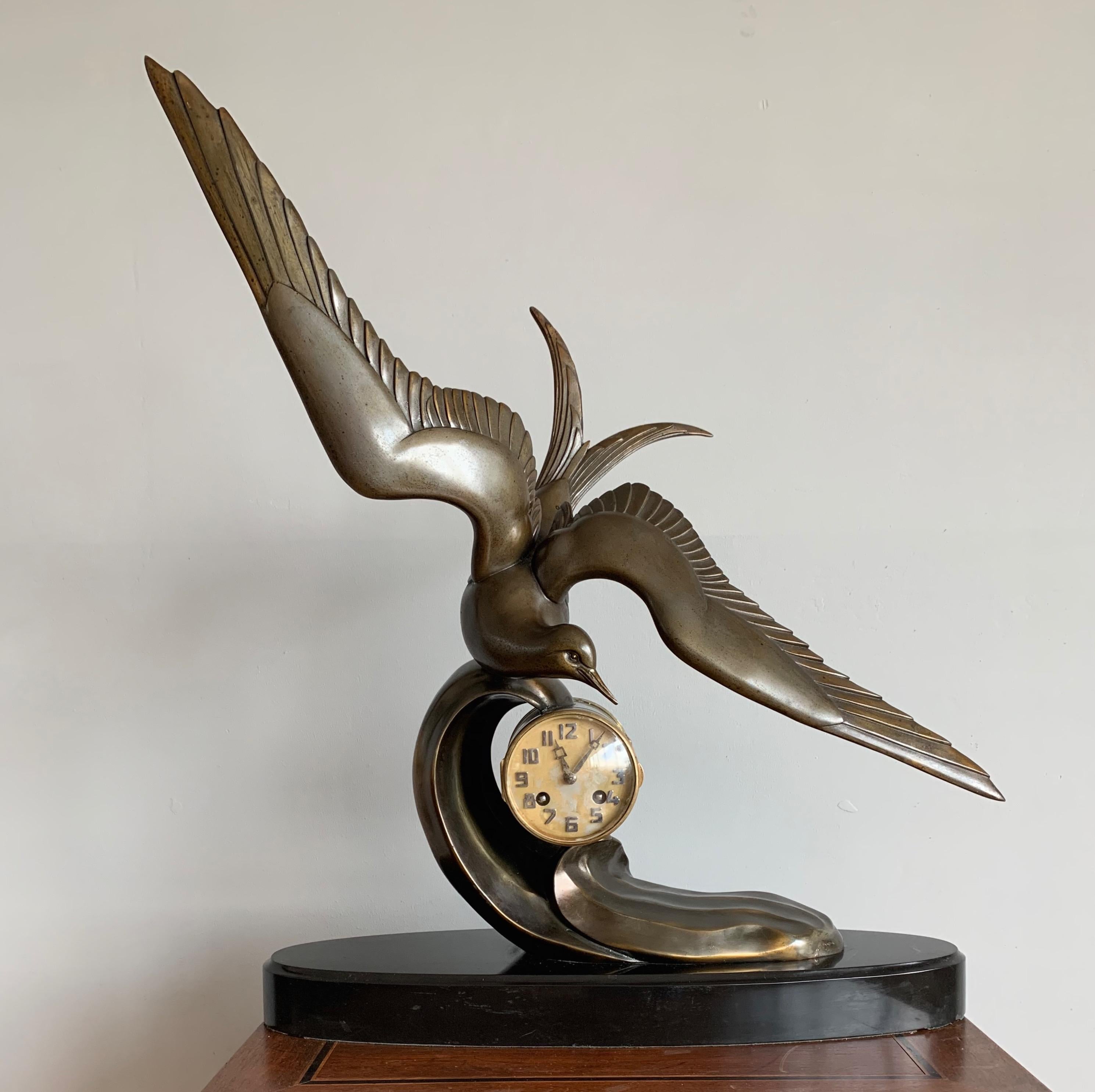 Anmutige Art-Déco-Tisch-/Kaminuhr mit große stilisierter Swallow-Vogel-Skulptur, Art déco im Angebot 8