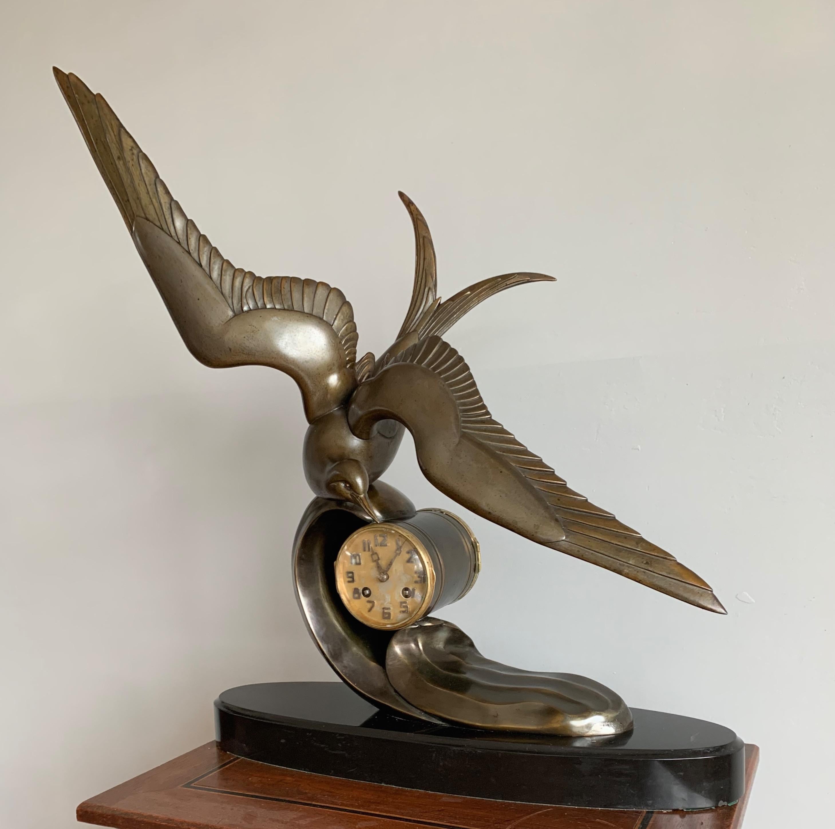 Anmutige Art-Déco-Tisch-/Kaminuhr mit große stilisierter Swallow-Vogel-Skulptur, Art déco im Angebot 9