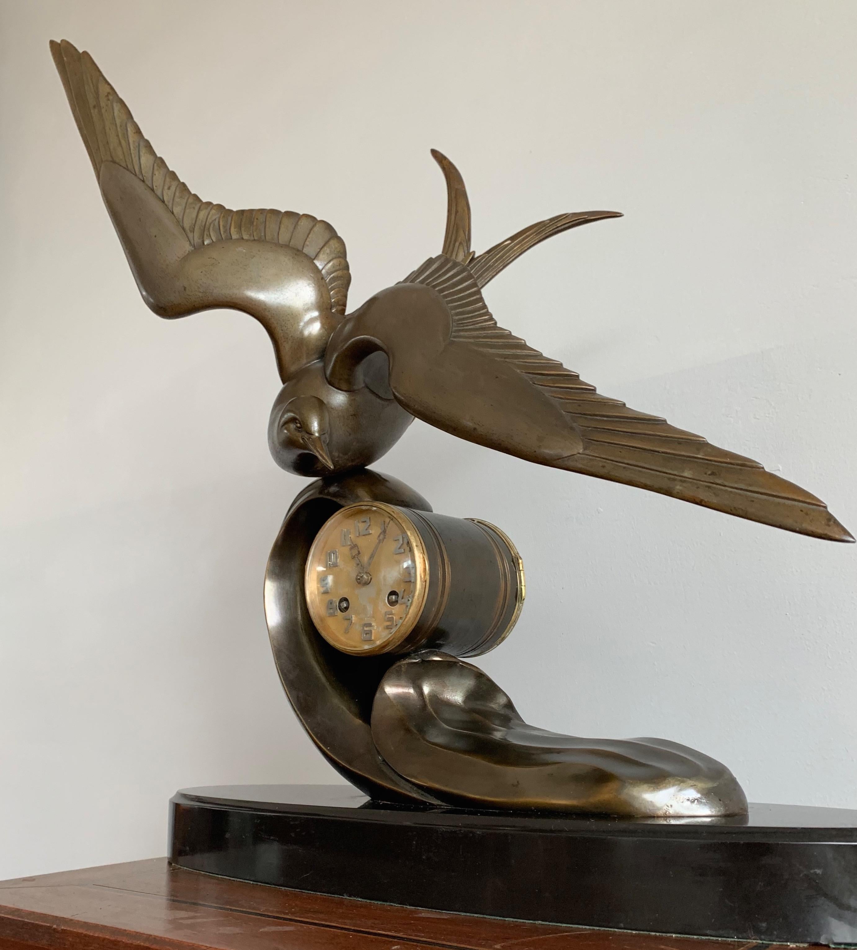 Anmutige Art-Déco-Tisch-/Kaminuhr mit große stilisierter Swallow-Vogel-Skulptur, Art déco im Angebot 10