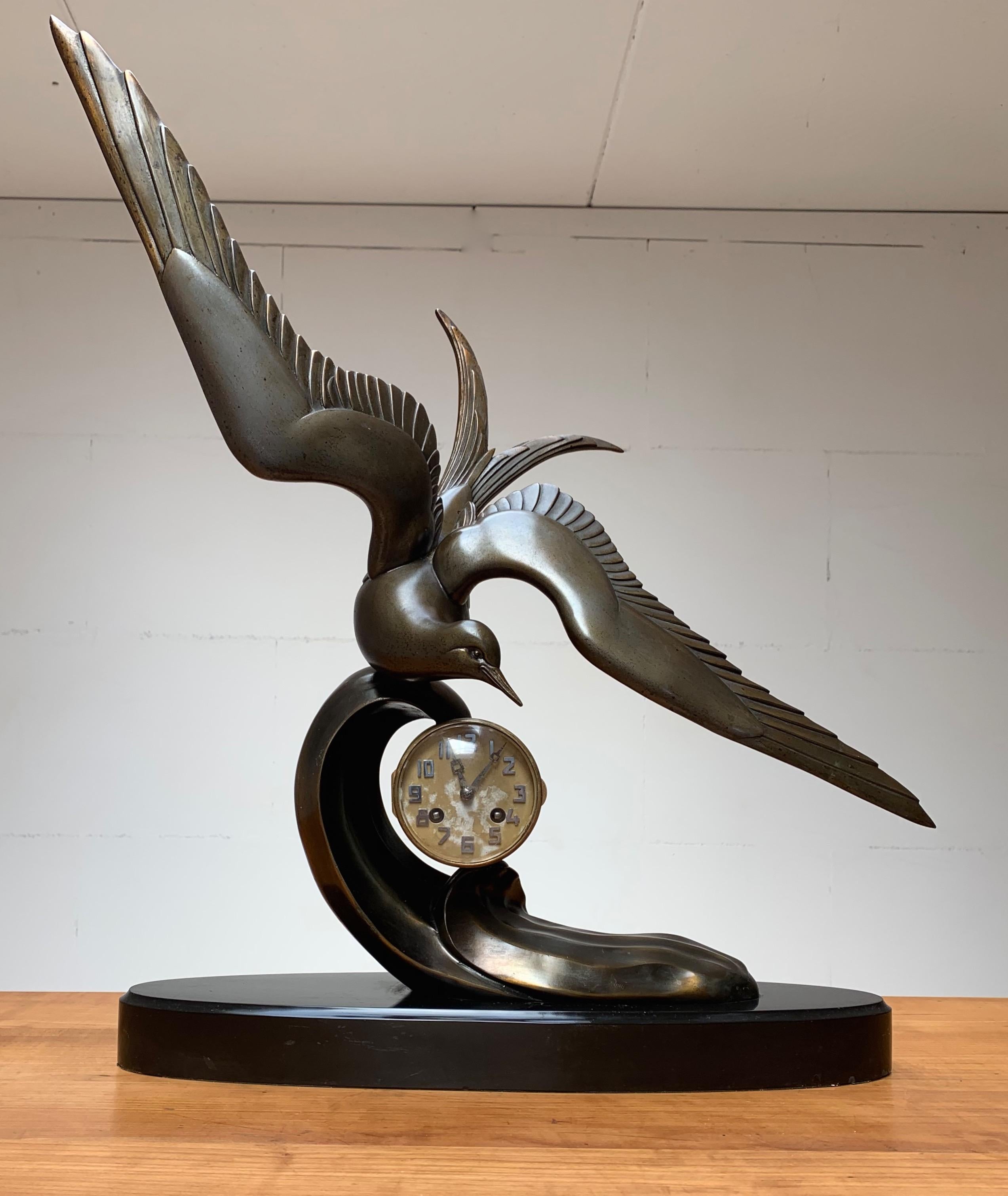 Pendule de table/de cheminée Art déco gracieuse avec grande sculpture d'oiseau coquillage stylisé en vente 11