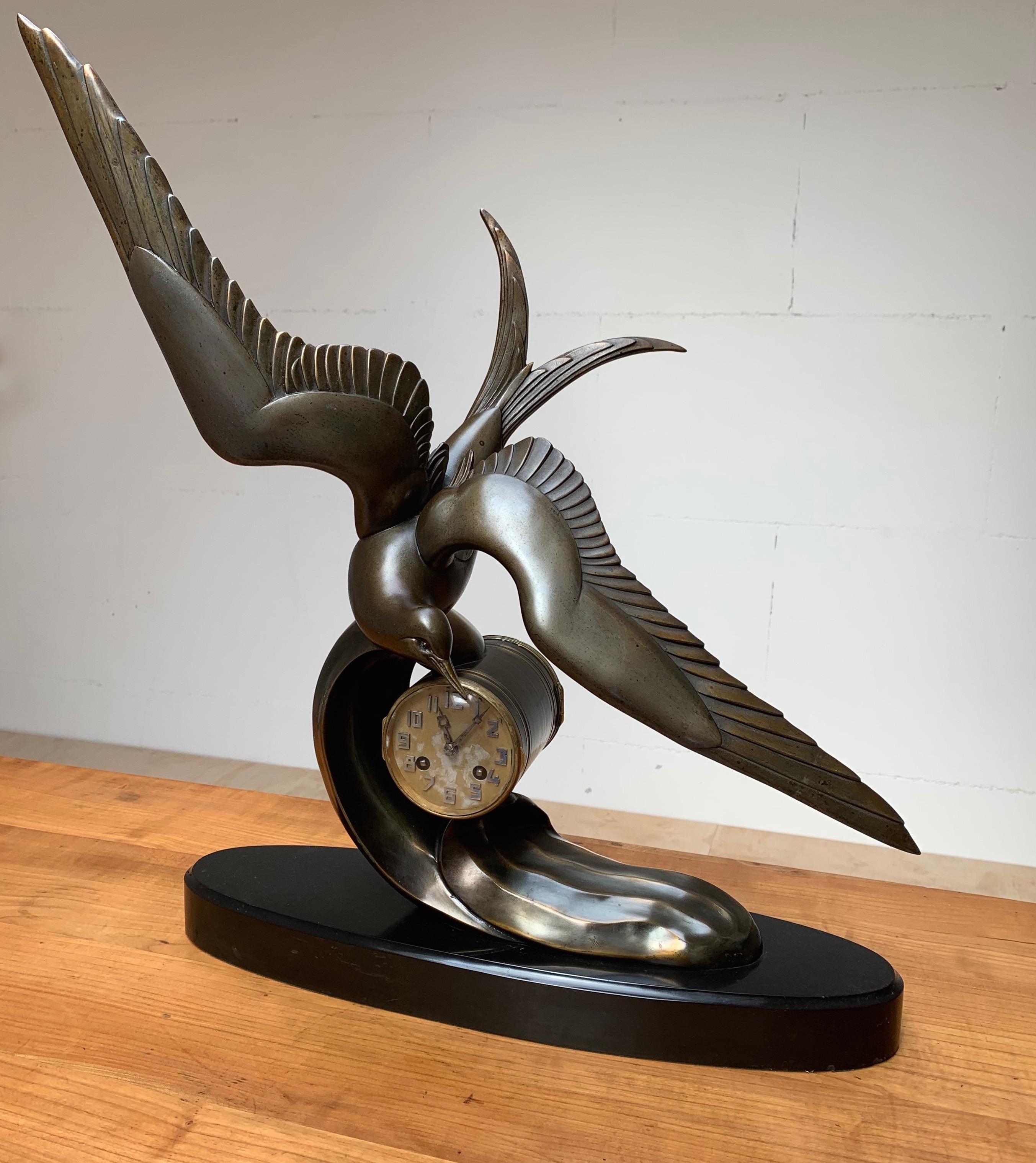 Anmutige Art-Déco-Tisch-/Kaminuhr mit große stilisierter Swallow-Vogel-Skulptur, Art déco im Angebot 12