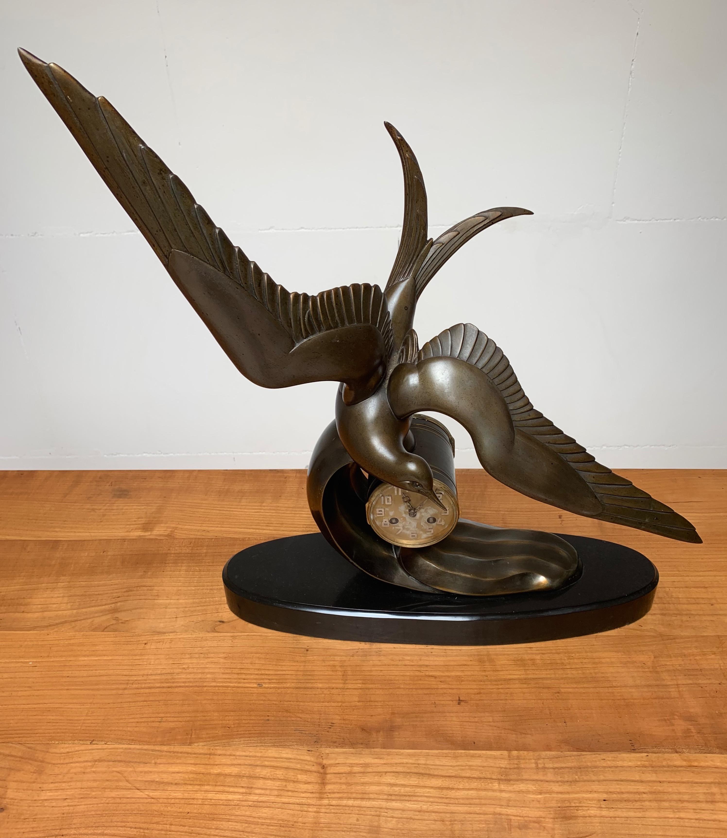 Anmutige Art-Déco-Tisch-/Kaminuhr mit große stilisierter Swallow-Vogel-Skulptur, Art déco im Angebot 13