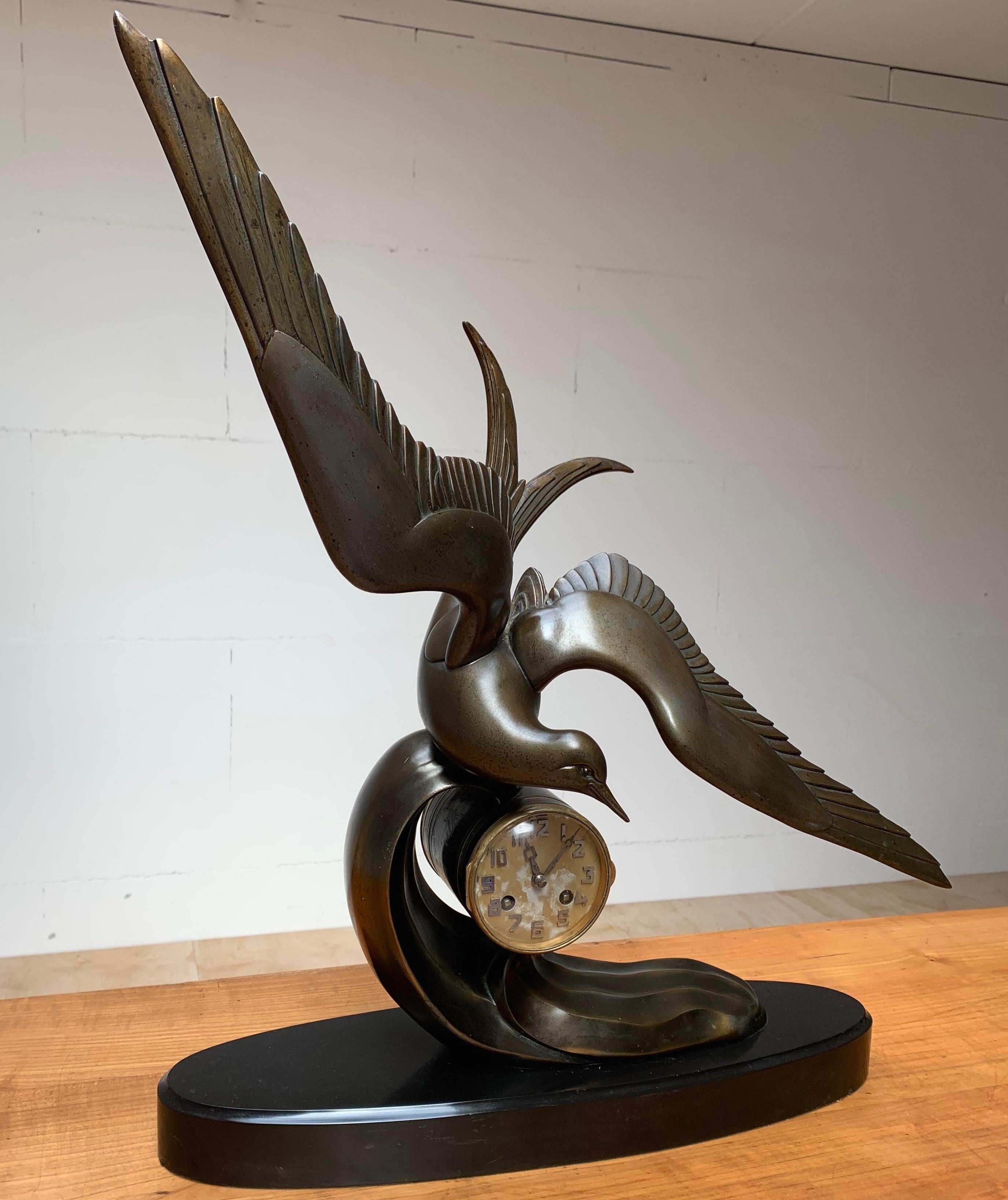 Français Pendule de table/de cheminée Art déco gracieuse avec grande sculpture d'oiseau coquillage stylisé en vente