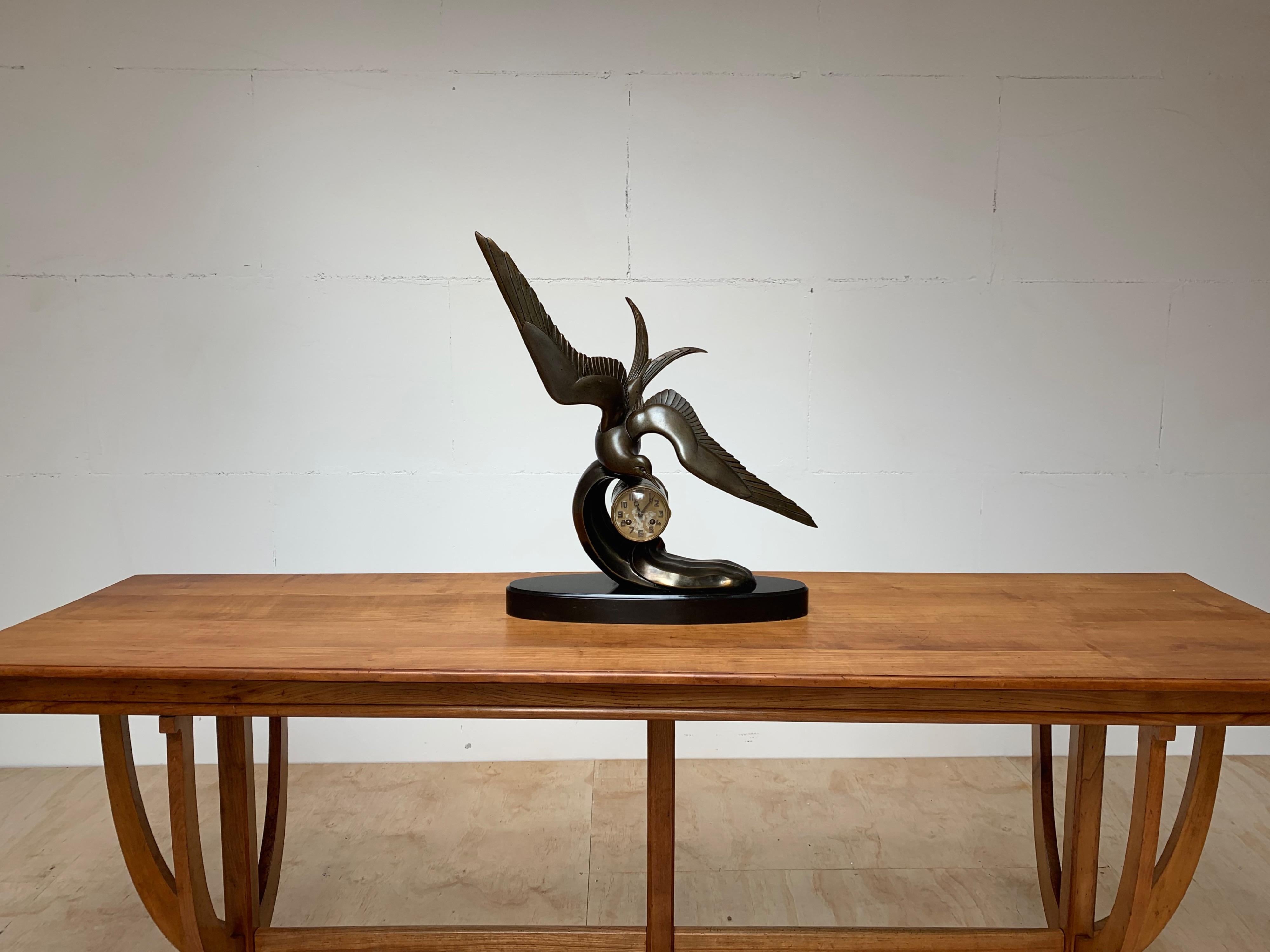 Anmutige Art-Déco-Tisch-/Kaminuhr mit große stilisierter Swallow-Vogel-Skulptur, Art déco (Bronziert) im Angebot